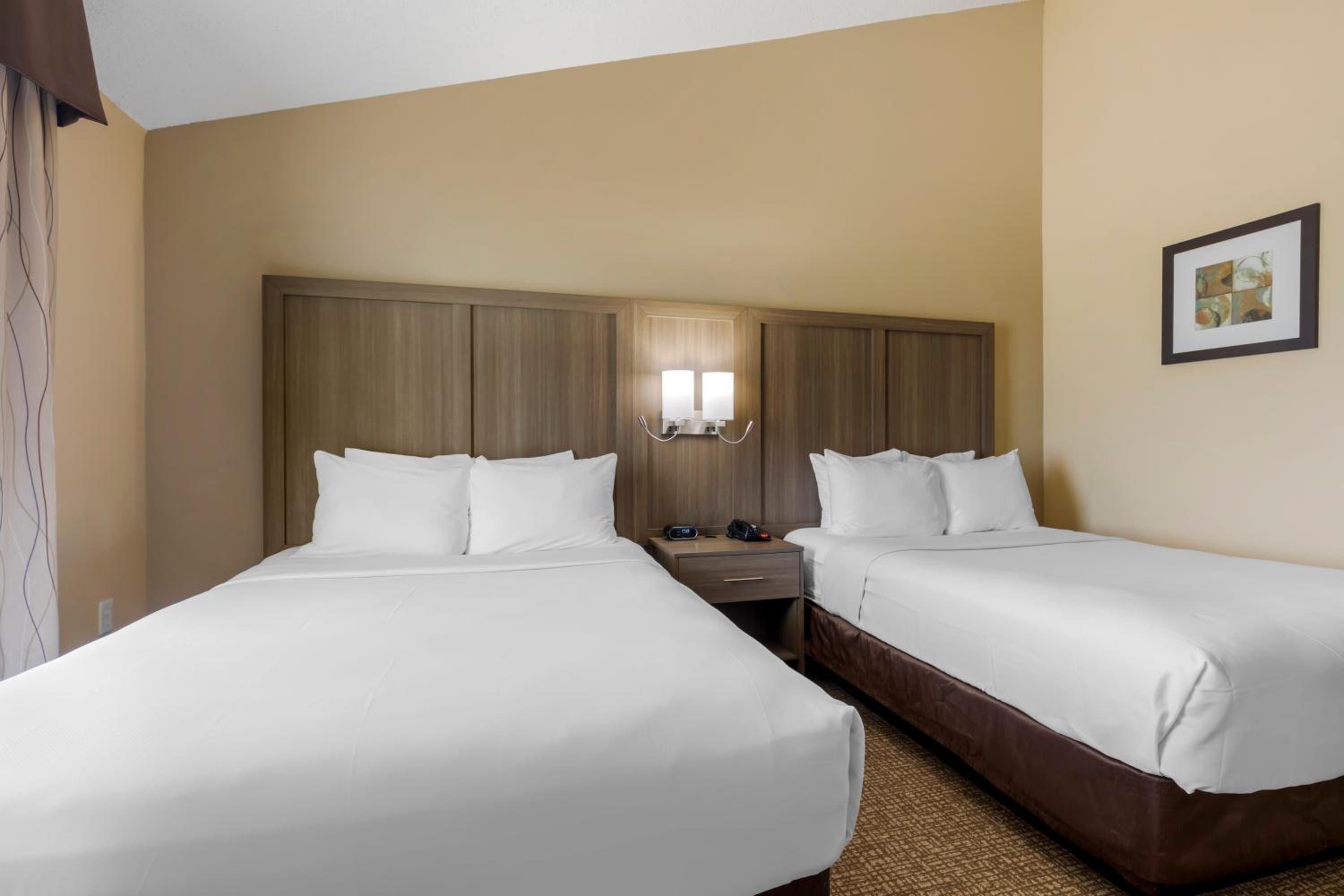 Queen Suite with Two Queen Beds - Non-Smoking - Photo 7