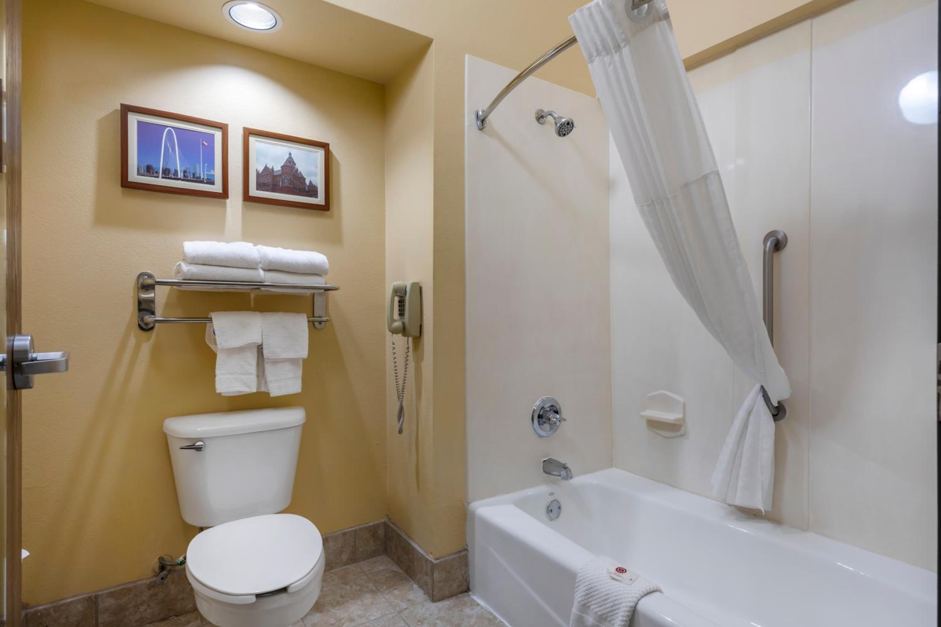 Queen Suite with Two Queen Beds - Non-Smoking - Photo 3