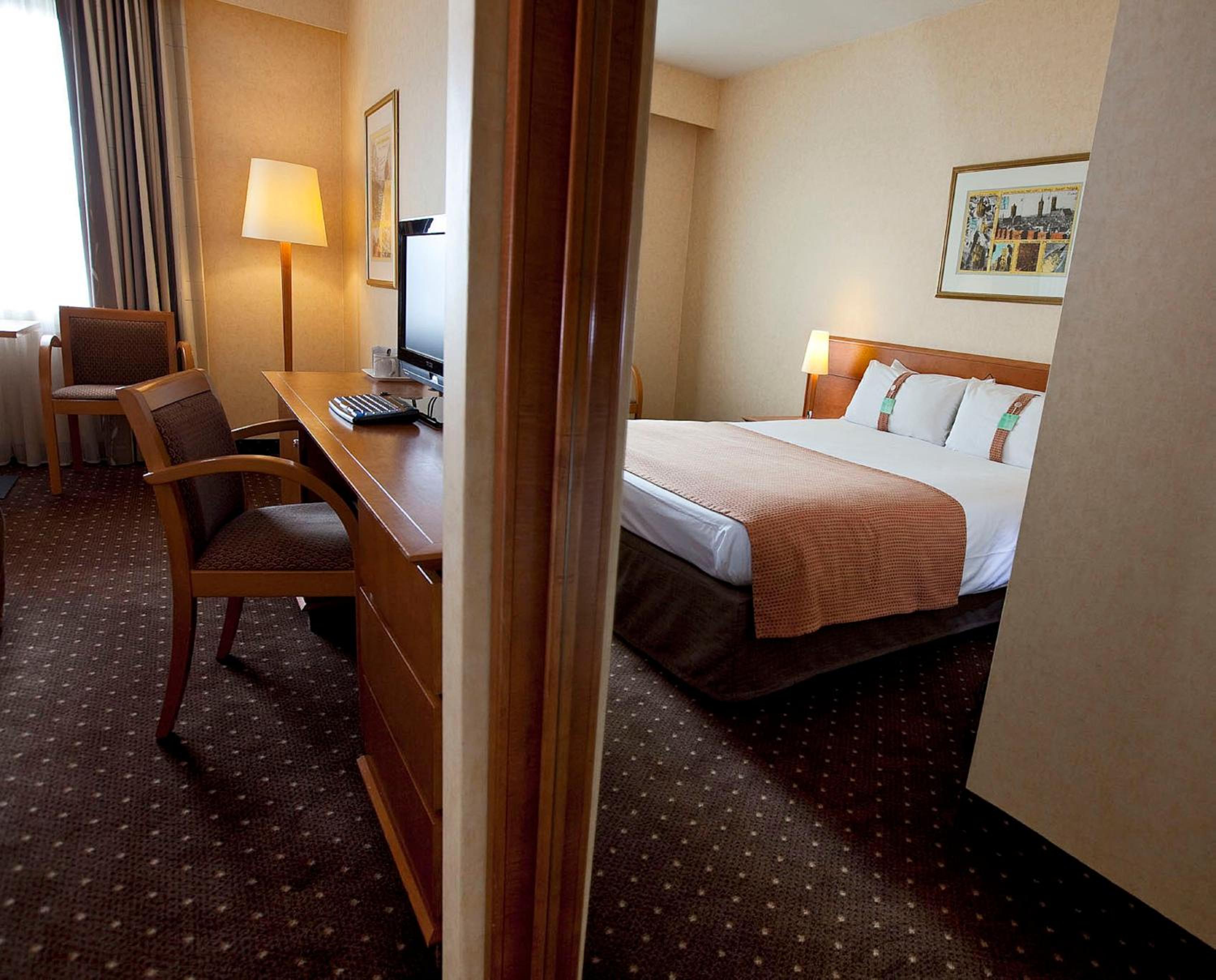 Standard Double Room with Atrium View thumbnail 5