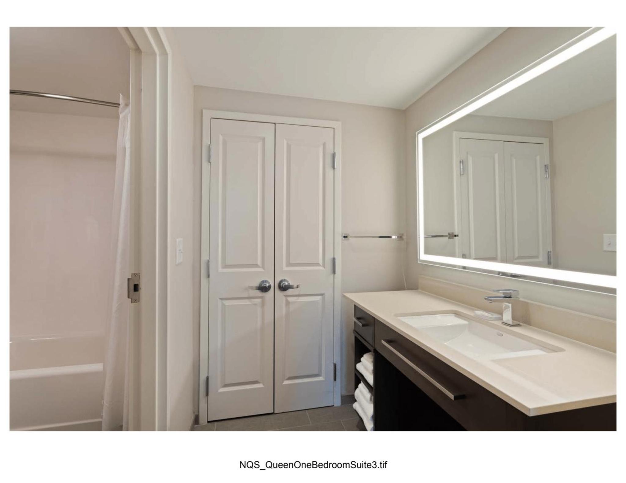 One-Bedroom Queen Suite with Two Queen Beds - Photo 5