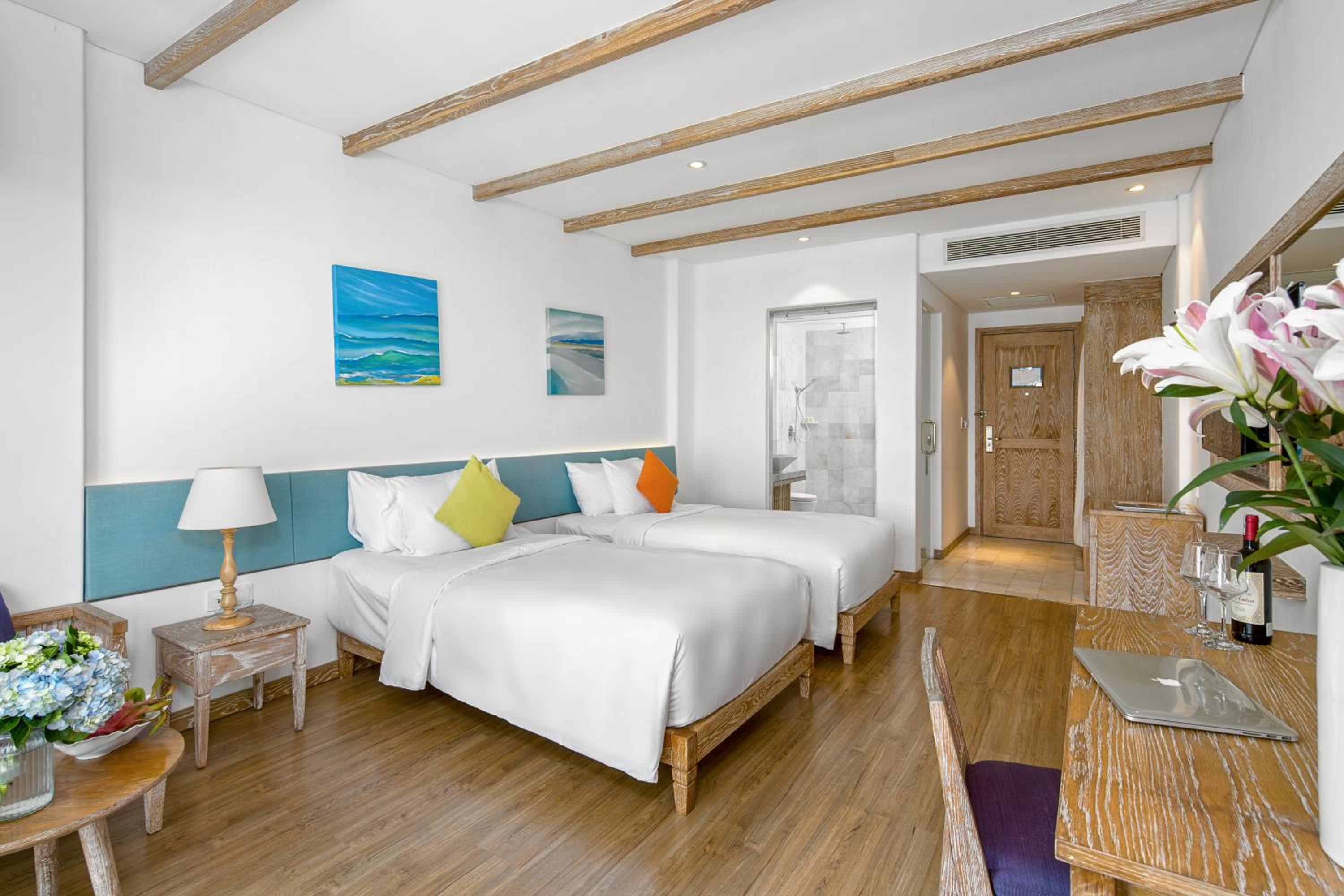 Elite Deluxe Twin Room with Balcony - Pool/City View photo 3