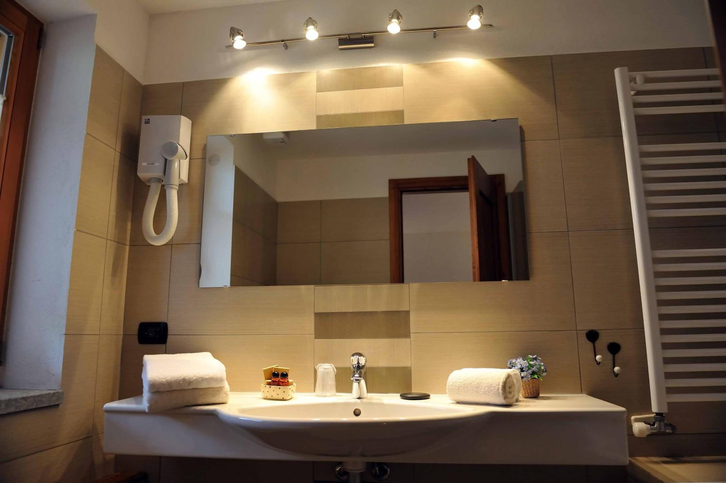Double or Twin Room with Balcony - Photo 2