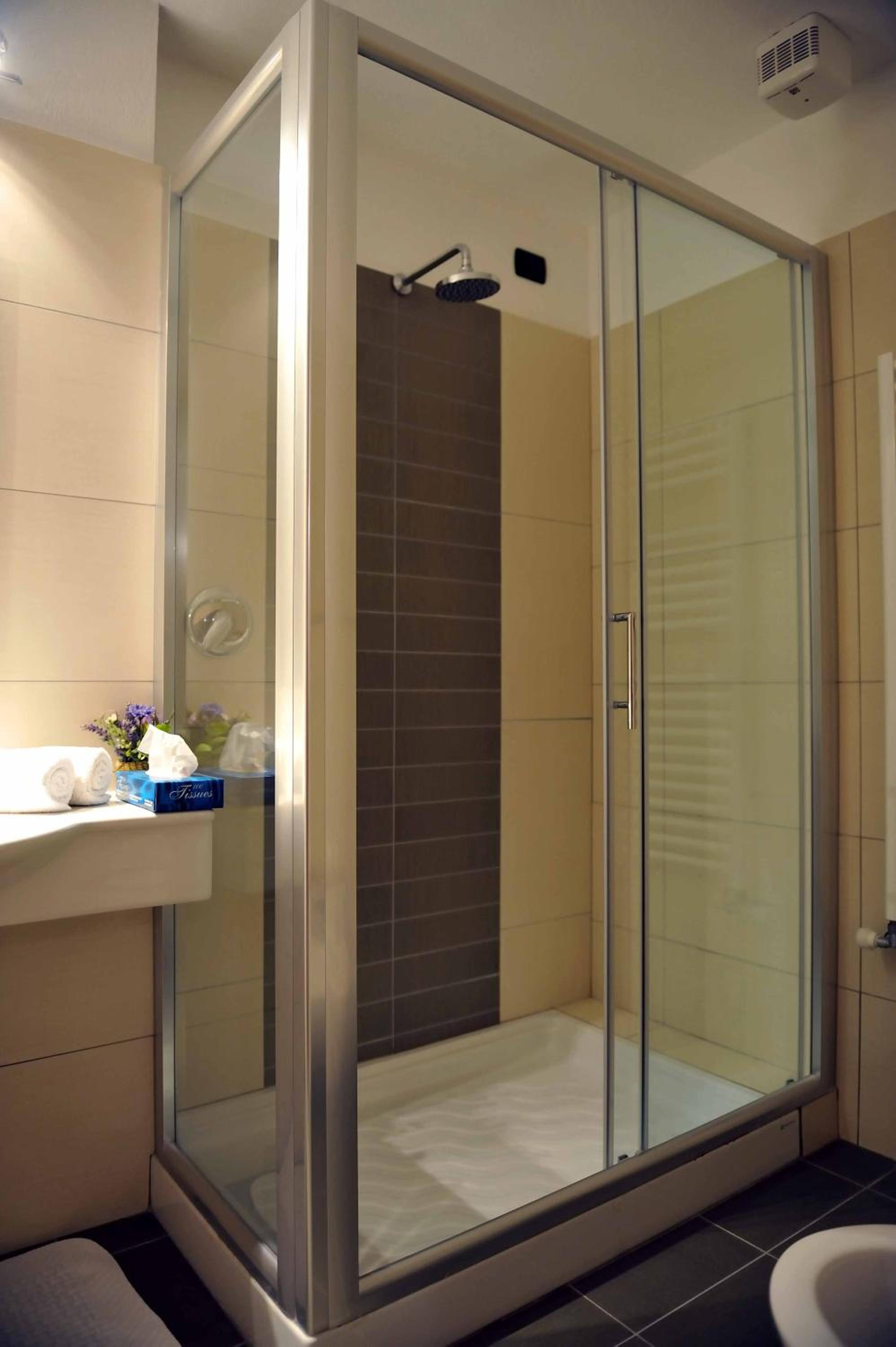 Double or Twin Room with Balcony - Photo 18