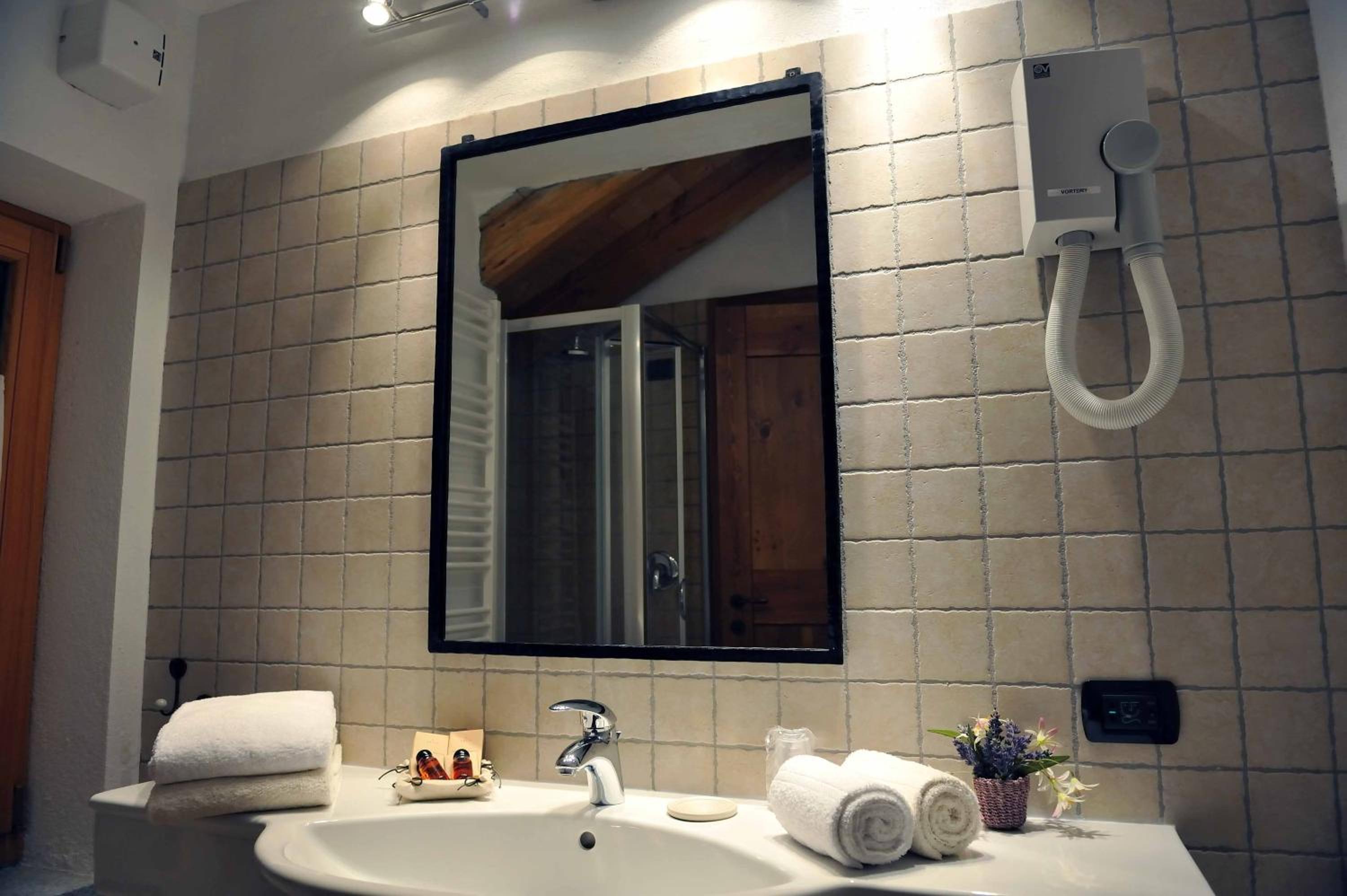 Double or Twin Room with Balcony - Photo 17
