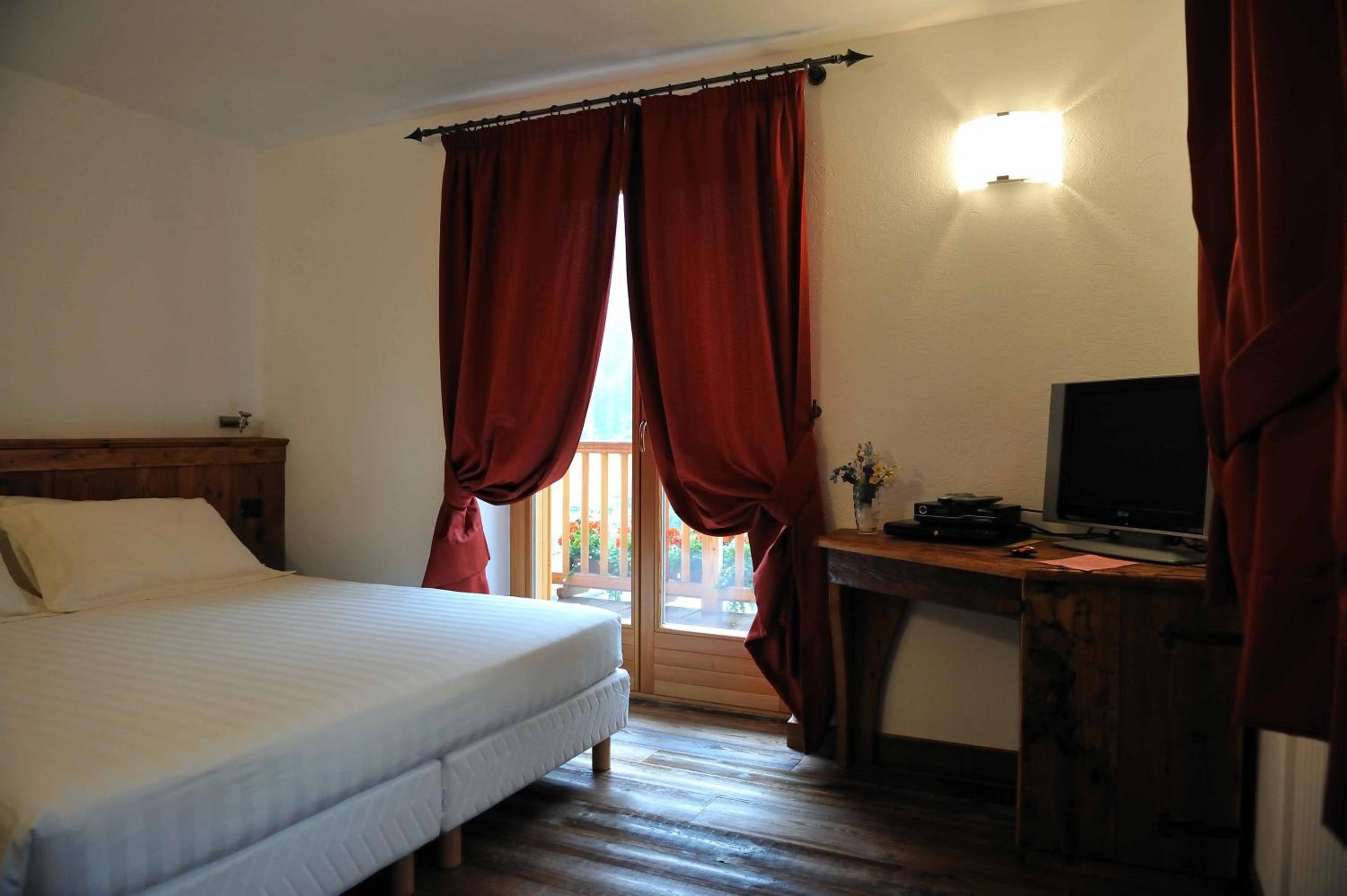 Double or Twin Room with Balcony - Photo 21