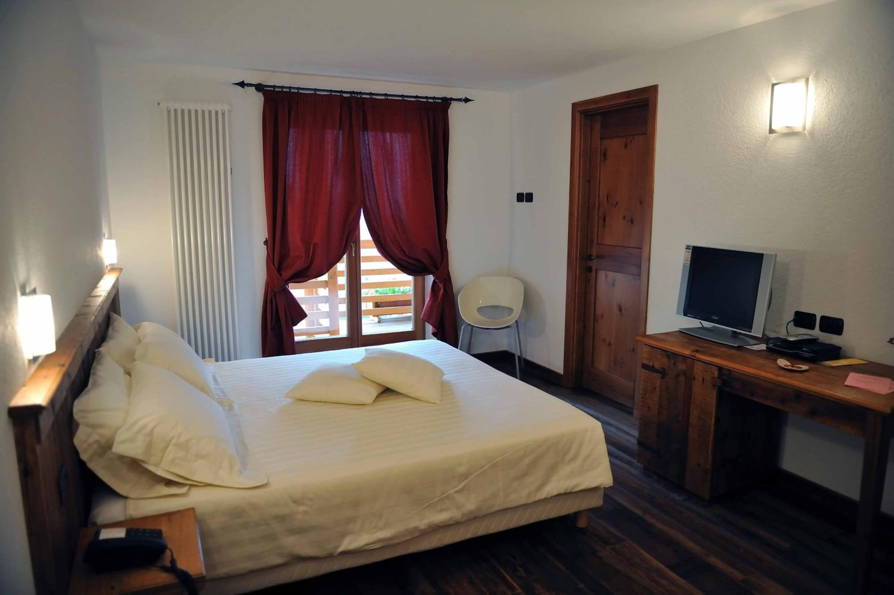Double or Twin Room with Balcony - Photo 1