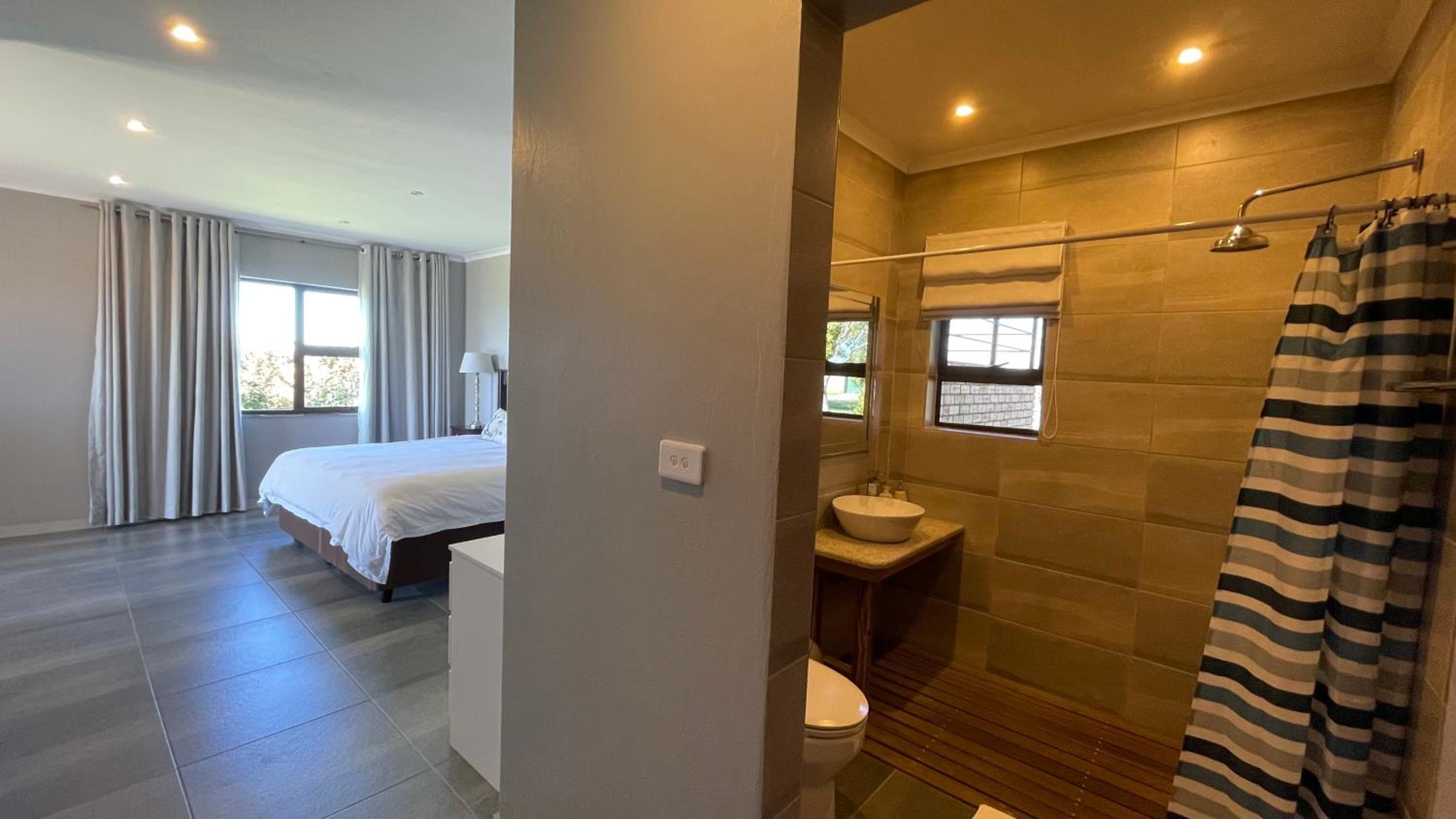 Double Room with Lake View - Photo 7