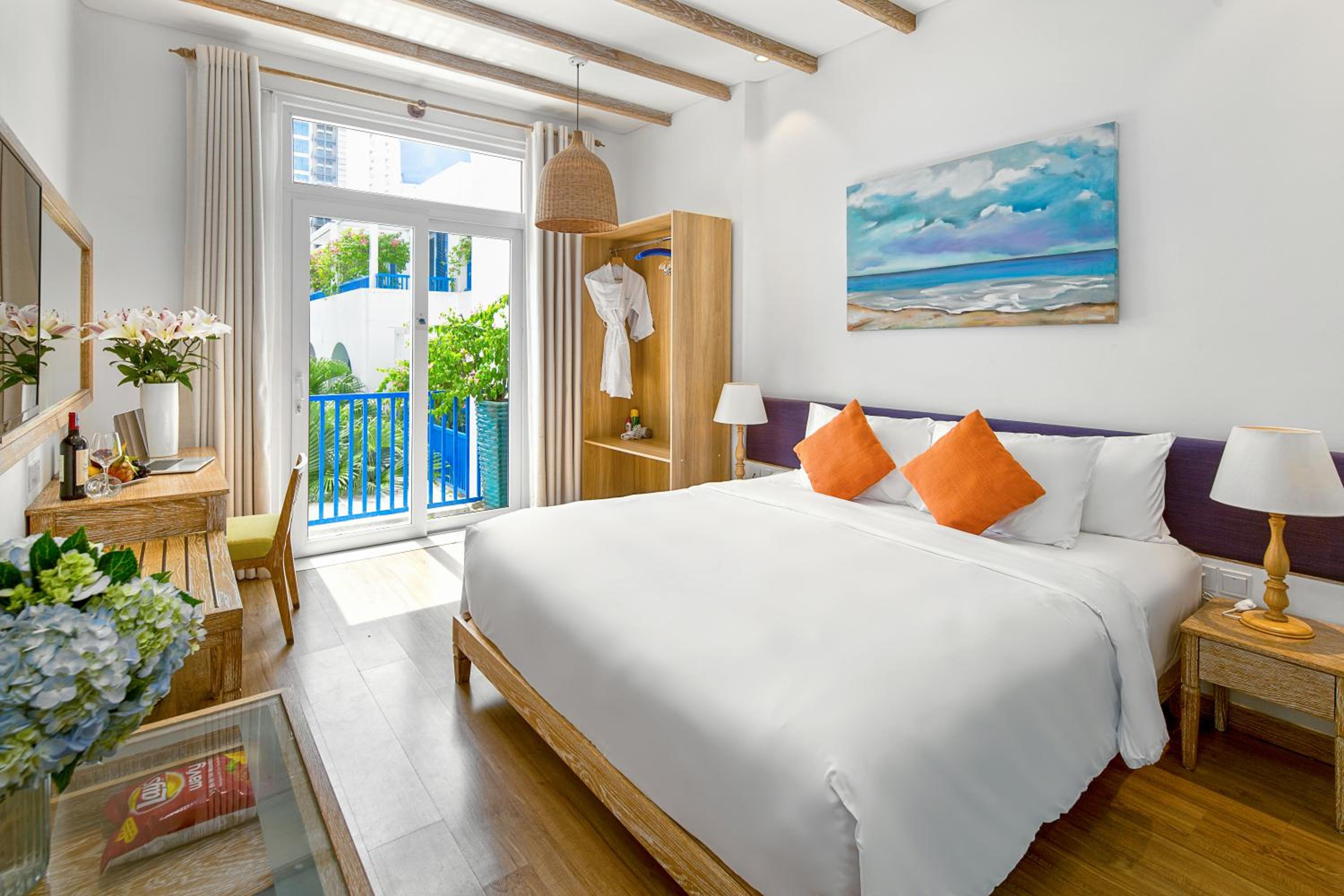 Deluxe King Room with Balcony - Pool/City View