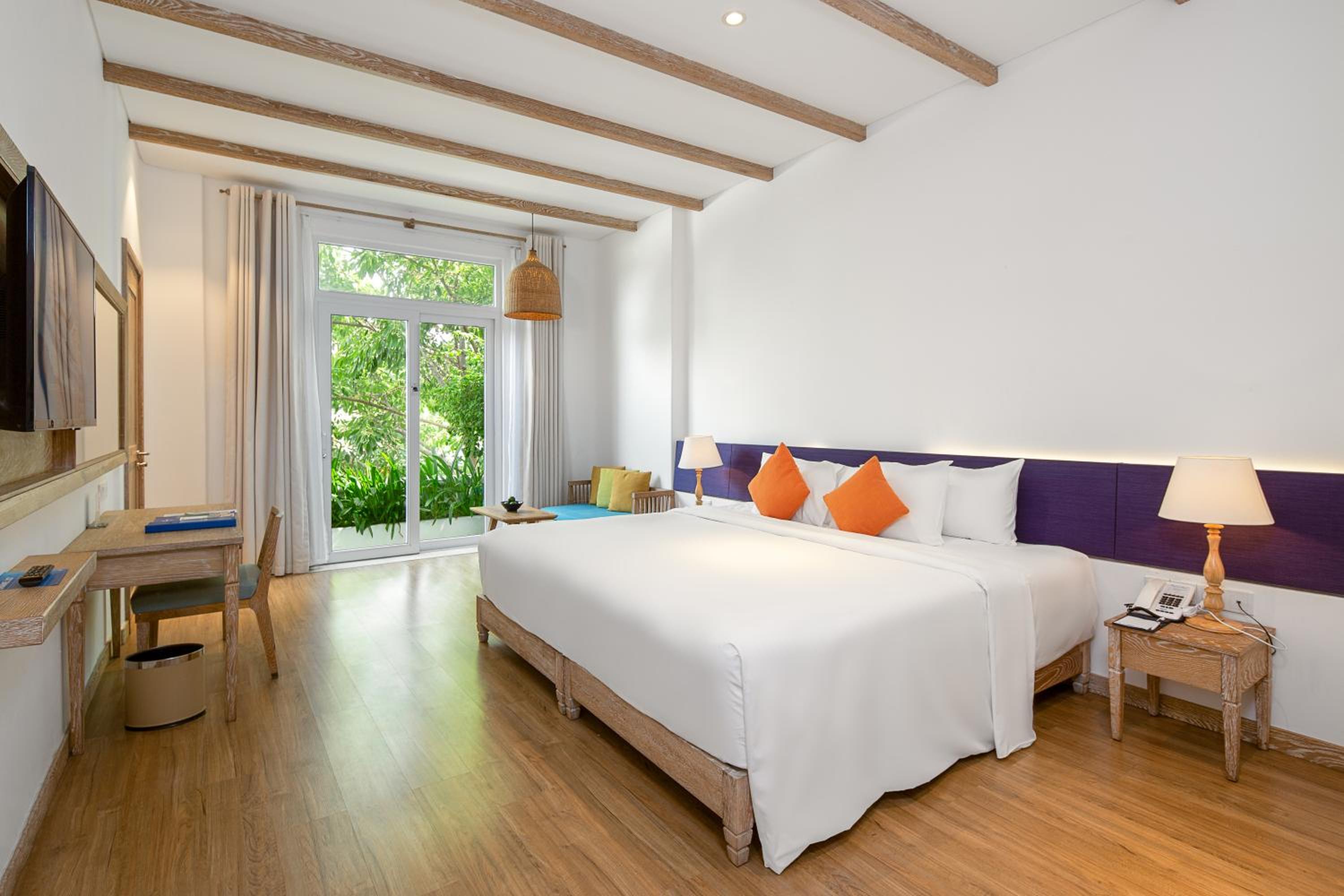 Elite Deluxe King Room with Balcony - Pool/City View