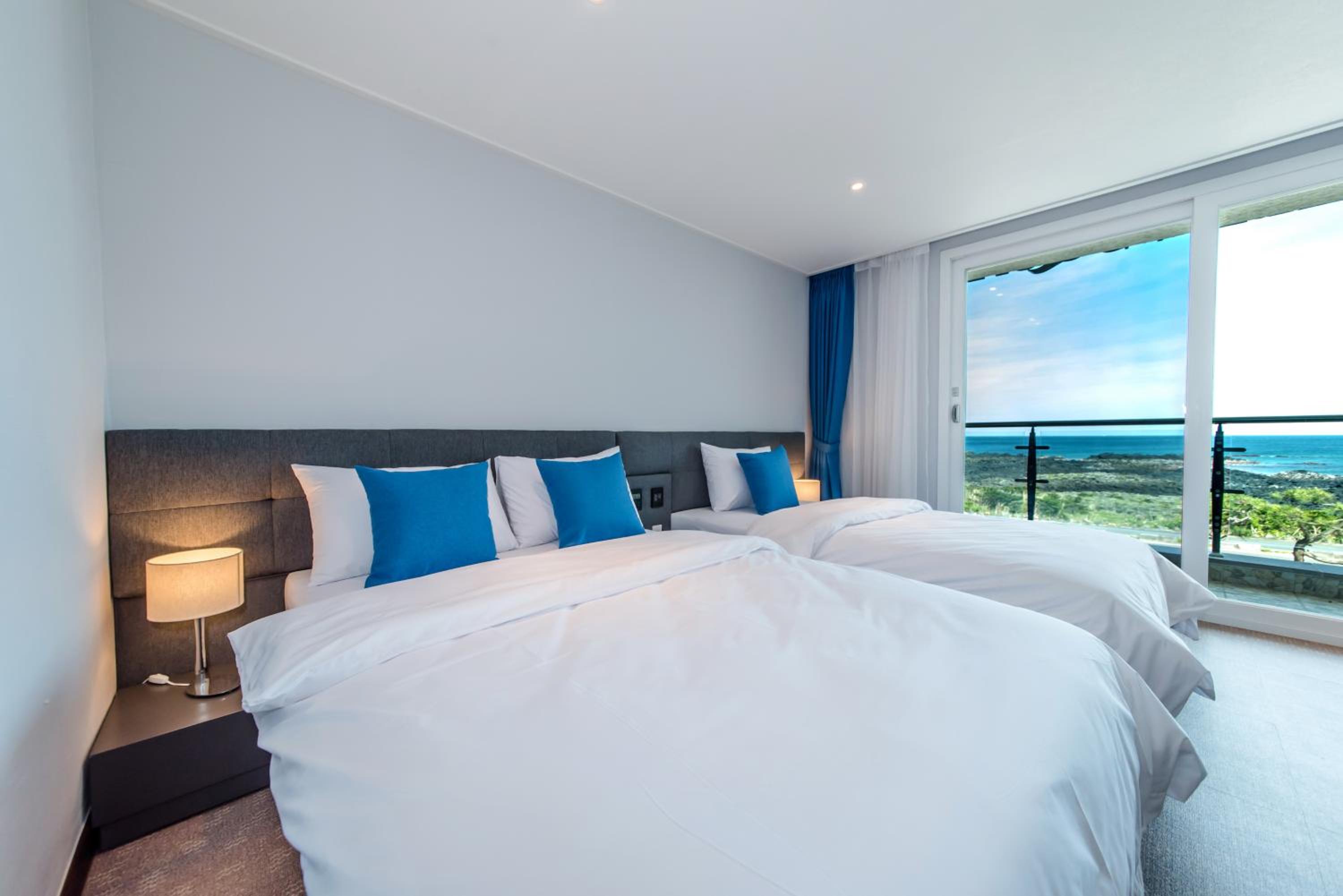 Deluxe Twin Room with Sea View - Photo 5