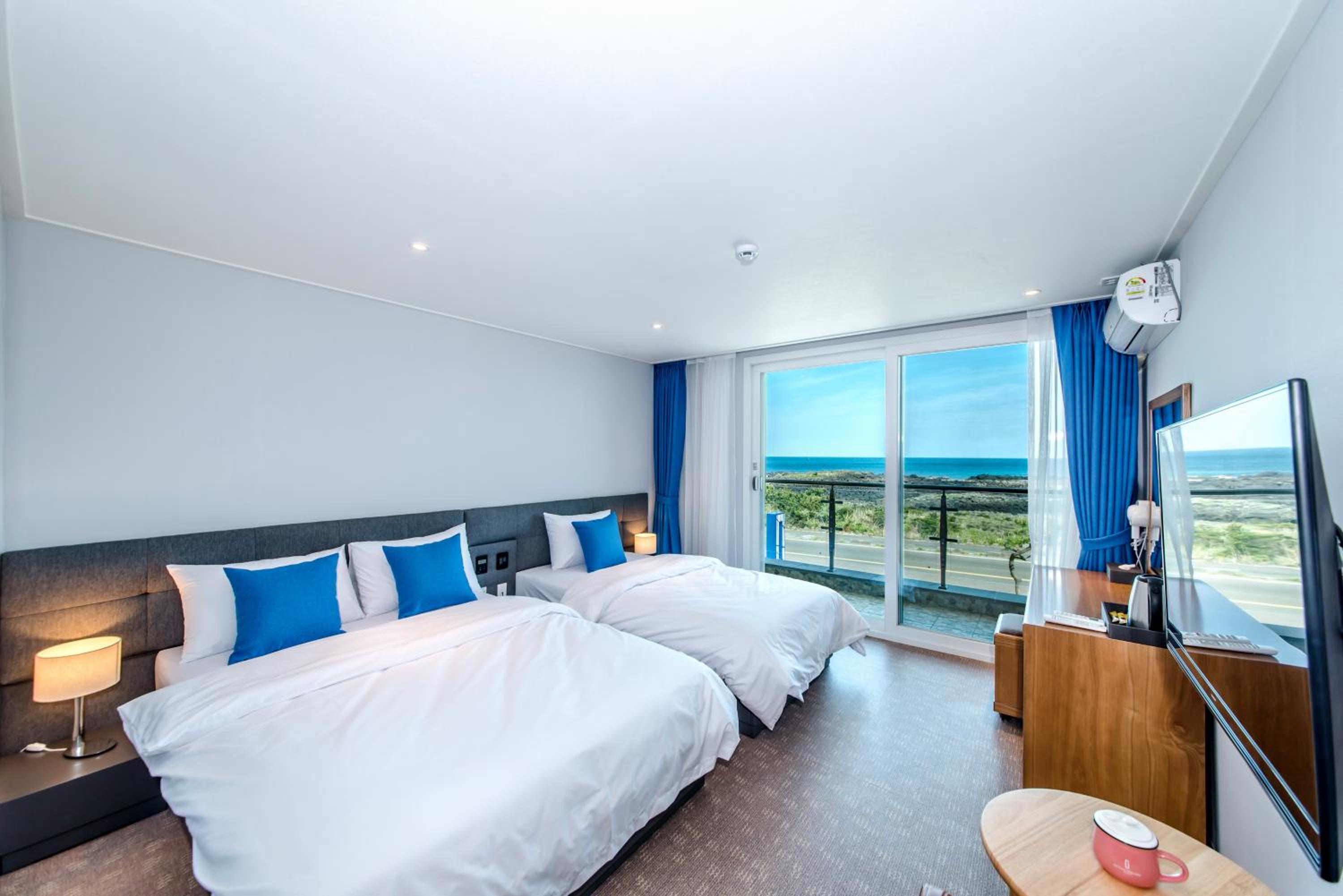 Deluxe Twin Room with Sea View - Photo 6