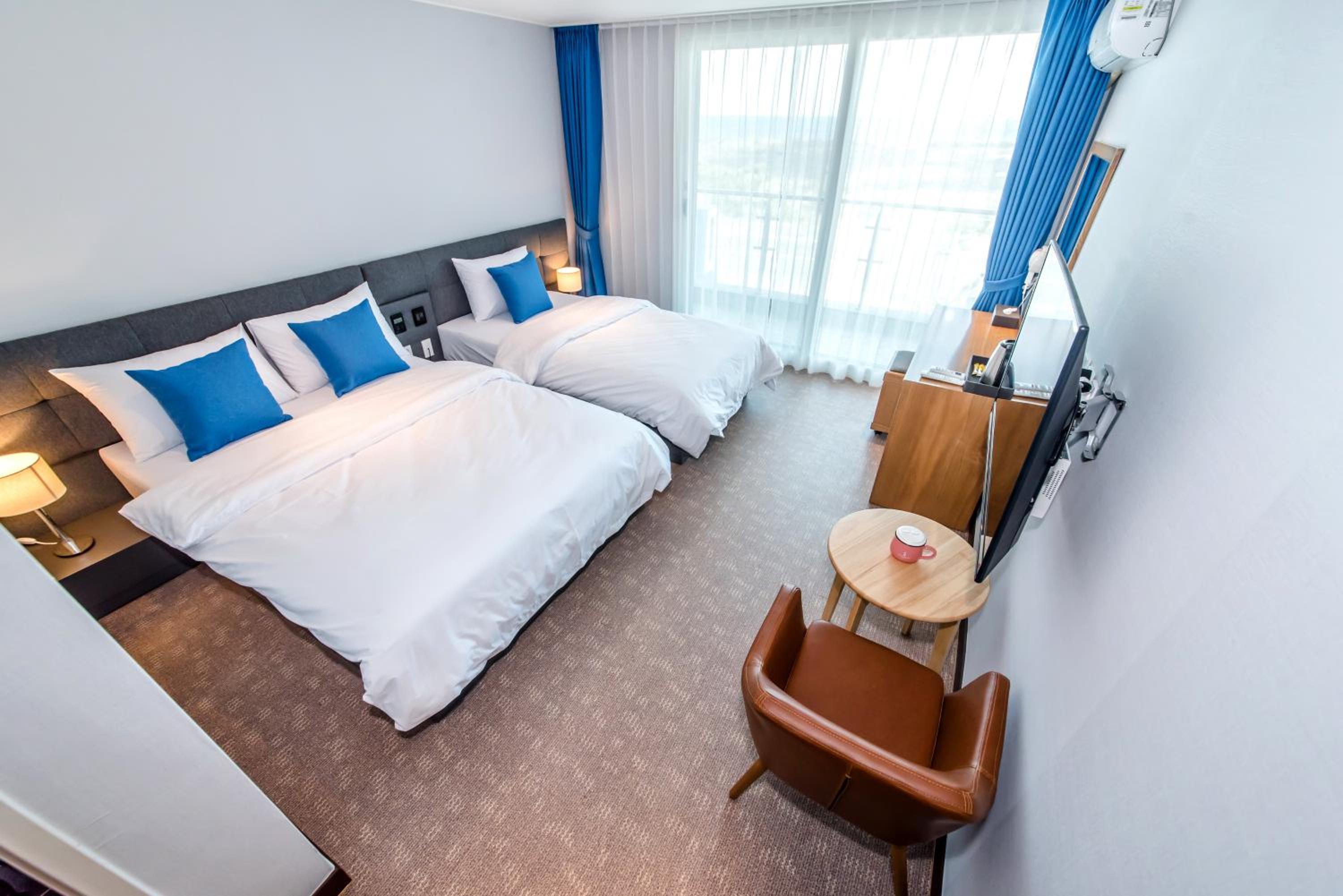 Deluxe Twin Room with Sea View - Photo 2