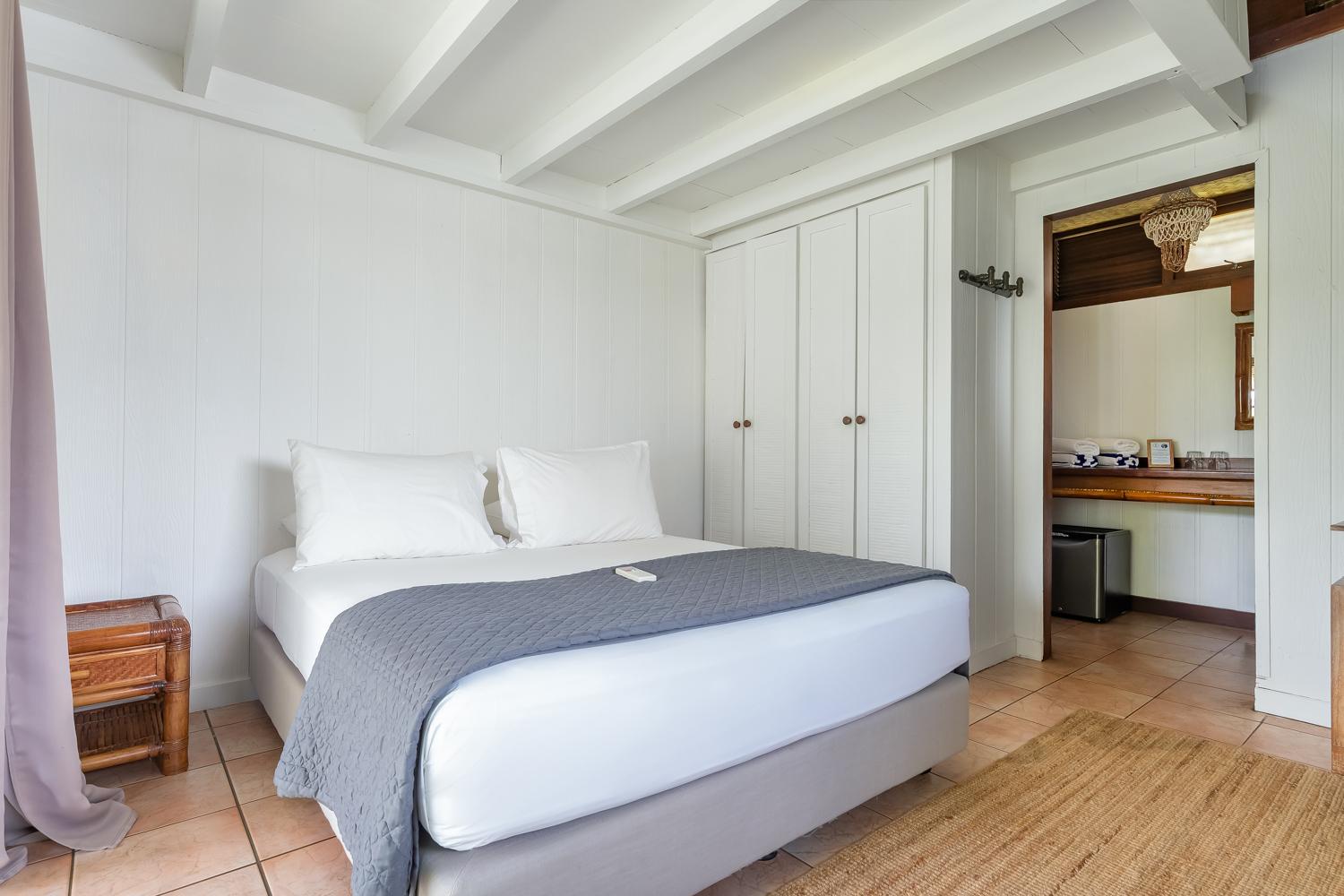 Deluxe Double Room with Side Sea View