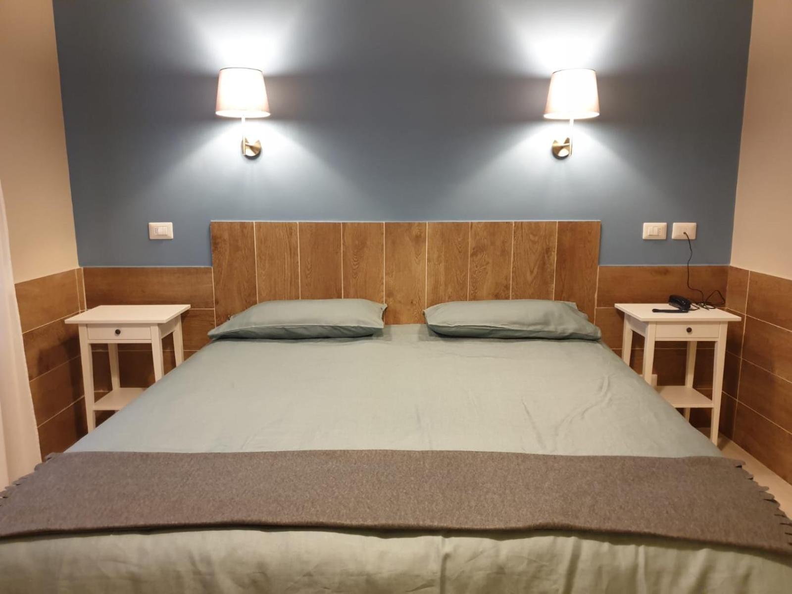 King Room with Balcony - Photo 6