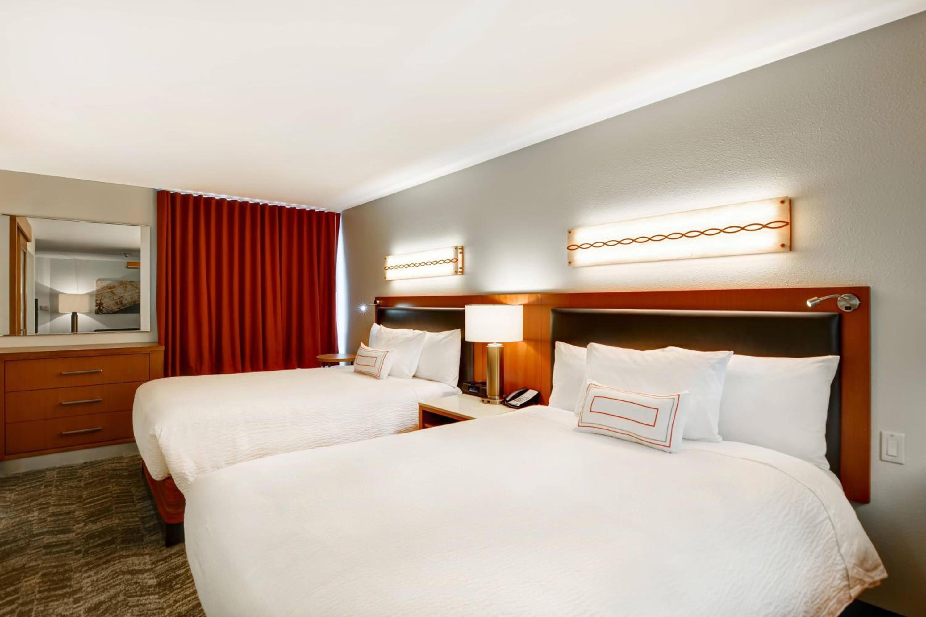 Queen Suite with Two Queen Beds, High Floor and Trundle Sofa