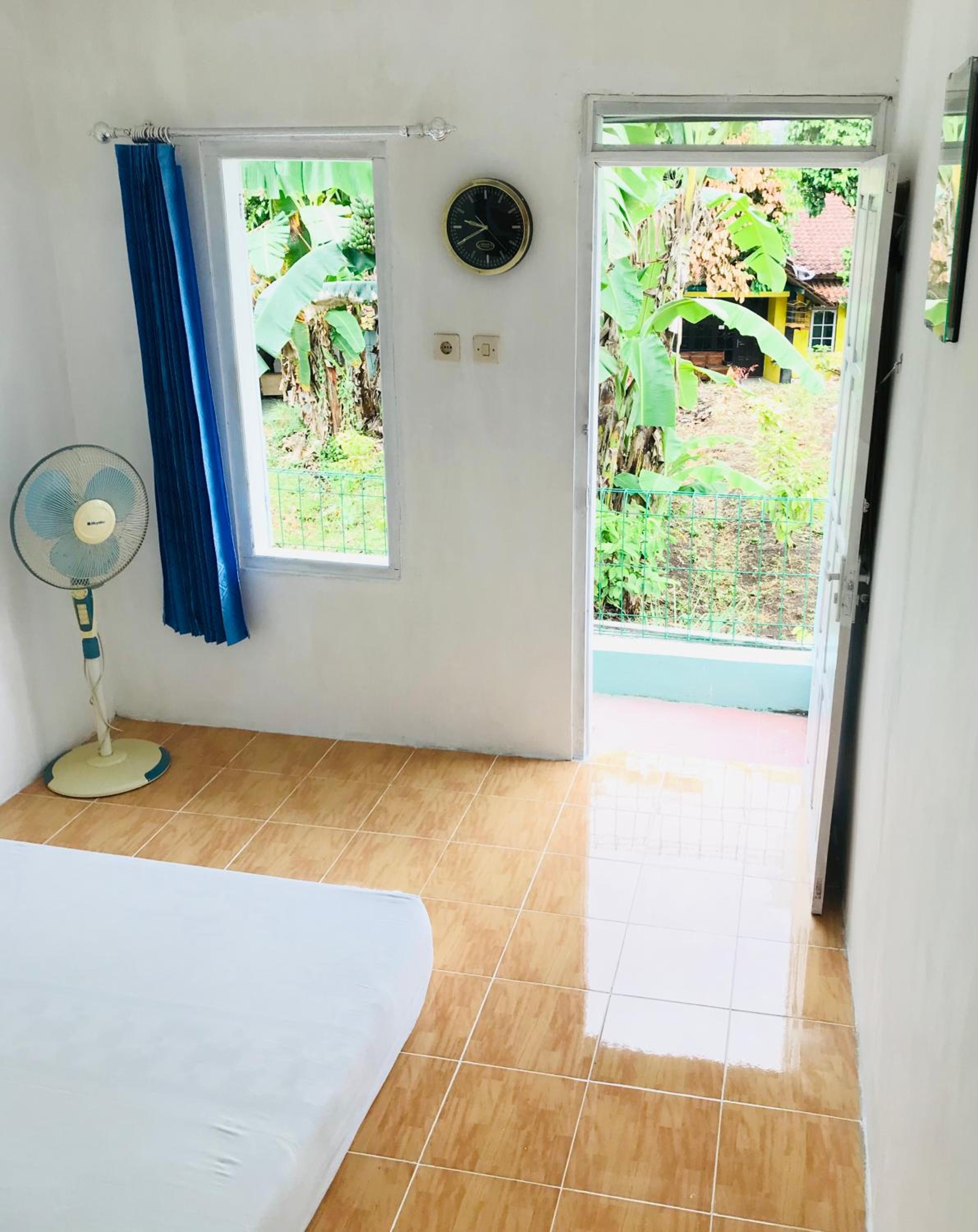 Deluxe Double Room (2 Adults + 1 Child) photo 2