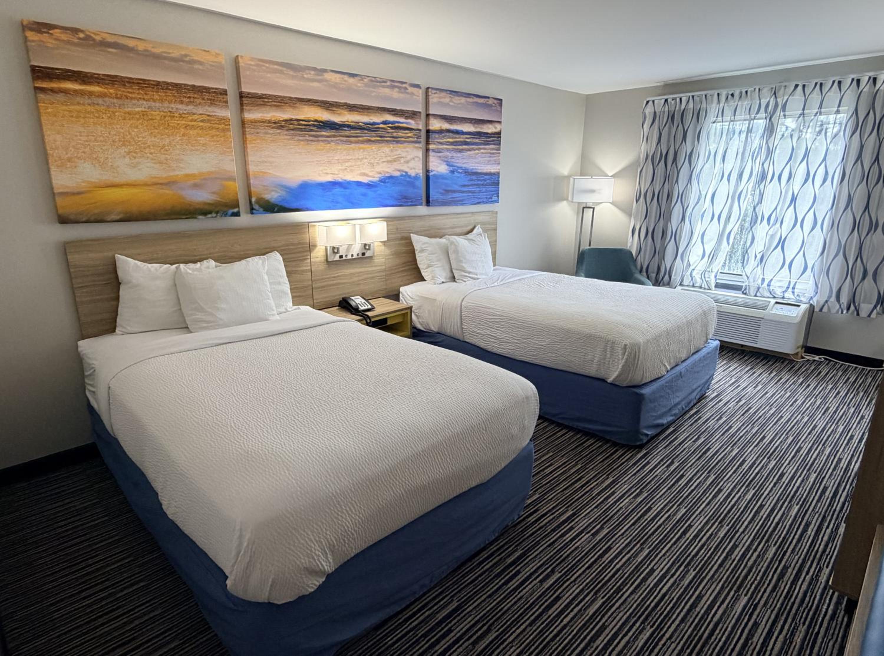 Double Room with Two Double Beds and Bath Tub - Top Floor - Mobility Accessible/Non-Smoking