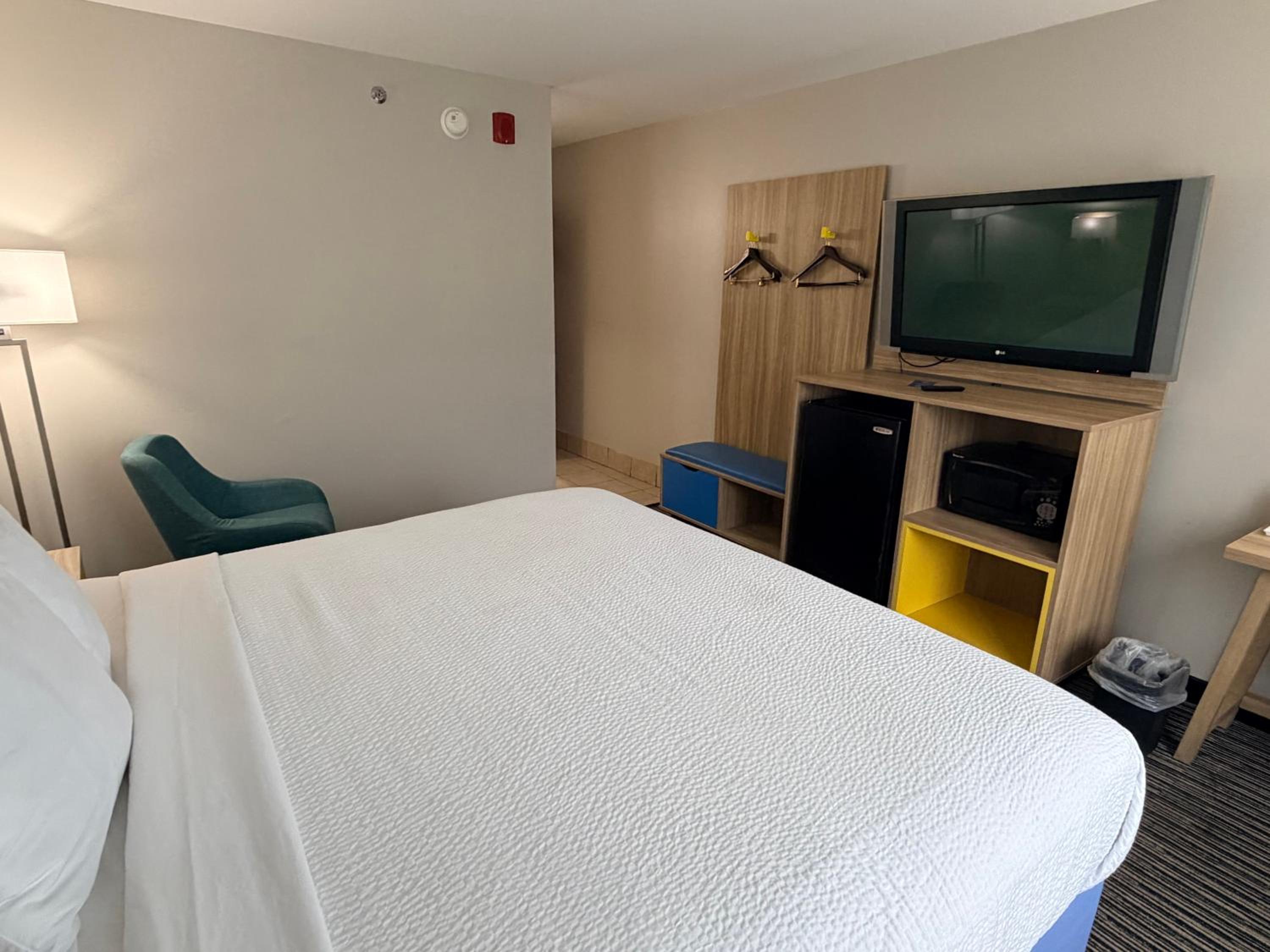King Room with Bath Tub - Mobility Accessible/Smoking