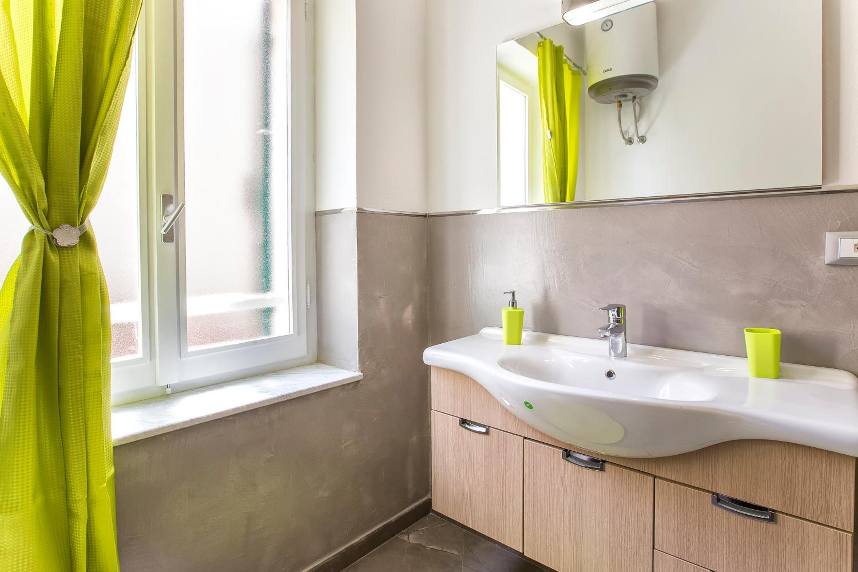 Double Room with Private Bathroom - Photo 13