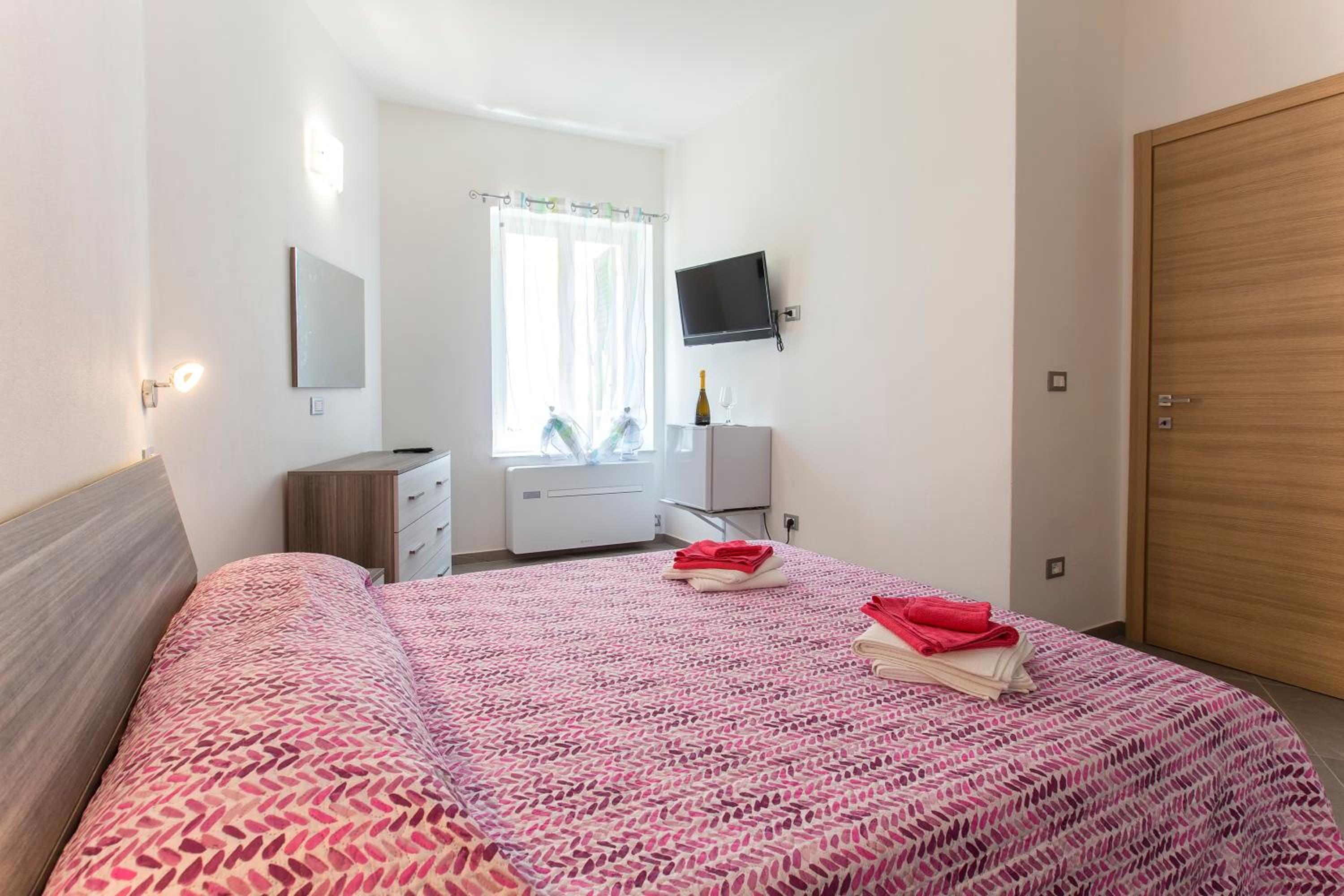Double Room with Private Bathroom - Photo 14