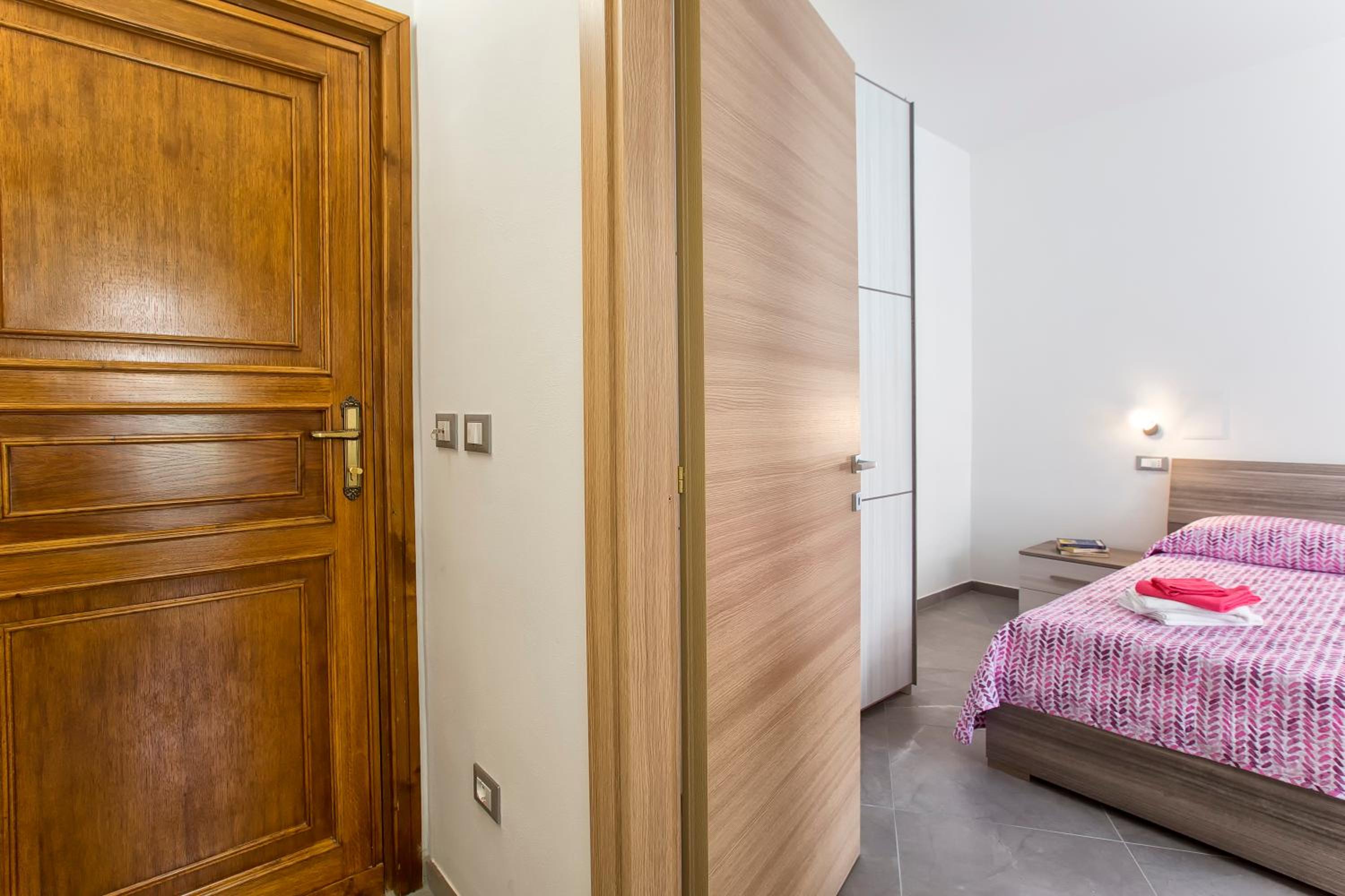Double Room with Private Bathroom - Photo 2
