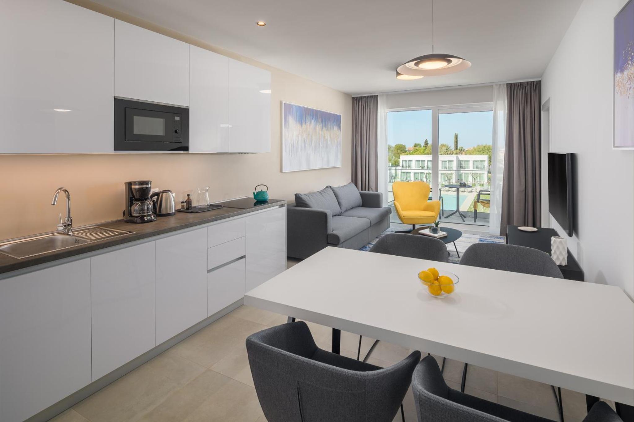 Luxury One-Bedroom Apartment with Terrace - Photo 1