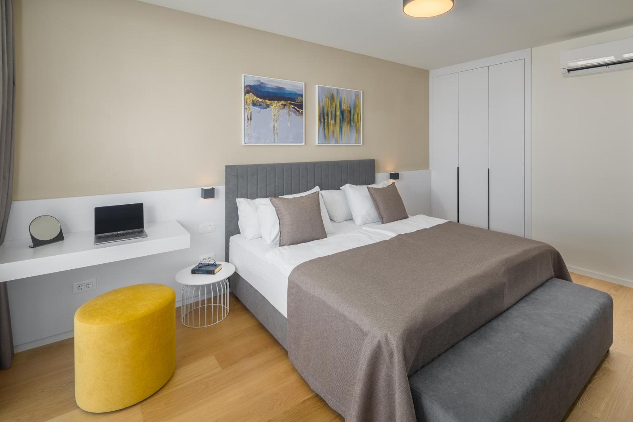 Luxury One-Bedroom Apartment with Terrace - Photo 11