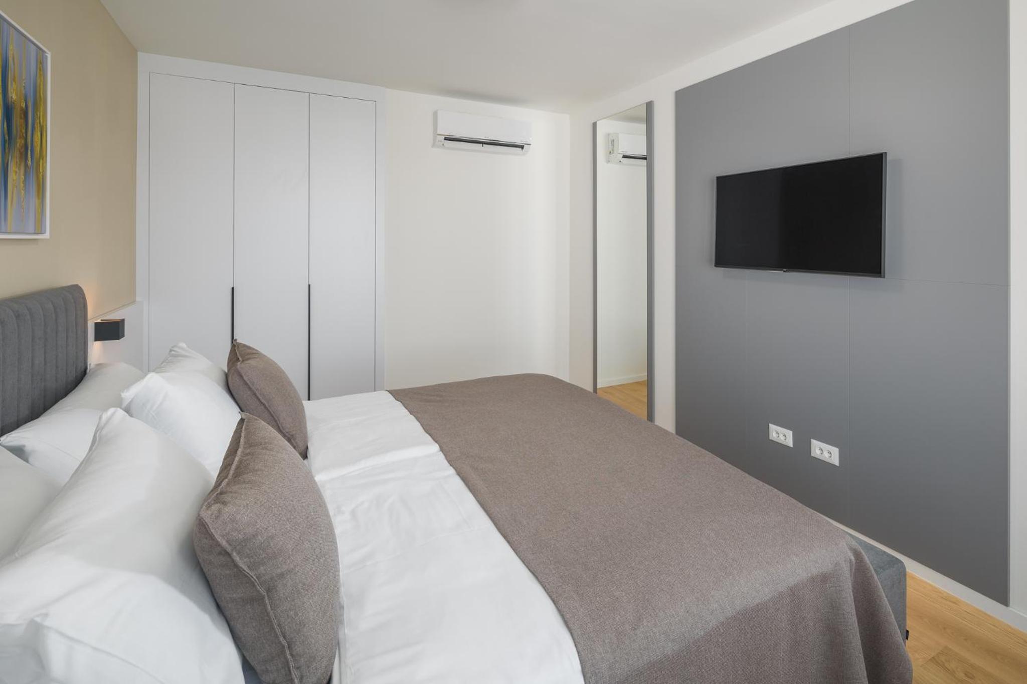 Luxury One-Bedroom Apartment with Terrace - Photo 8