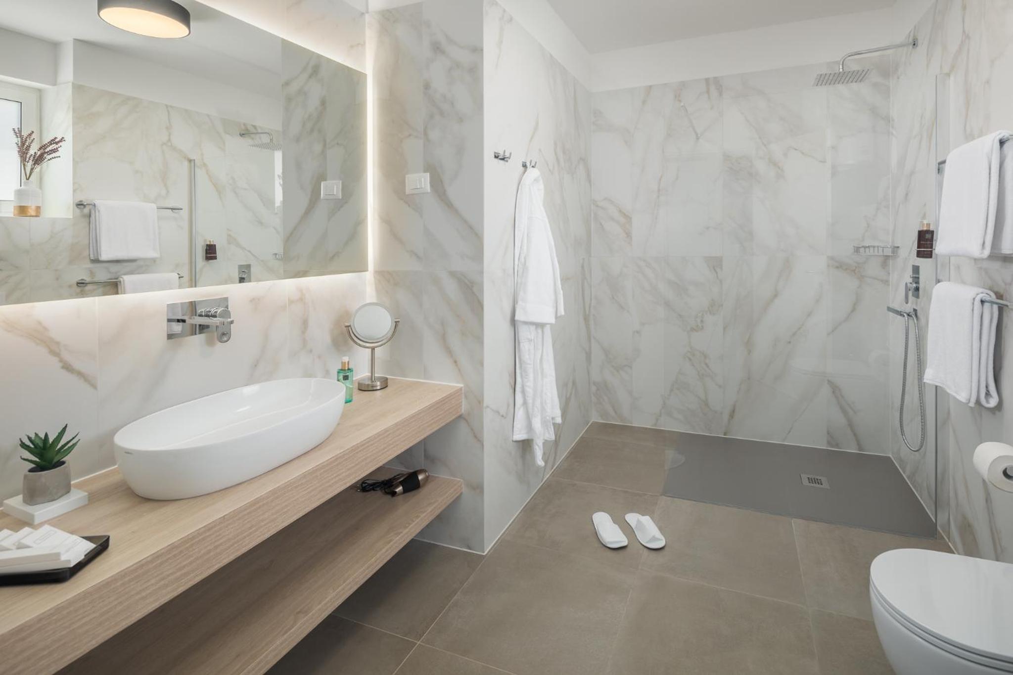 Luxury One-Bedroom Apartment with Terrace - Photo 36