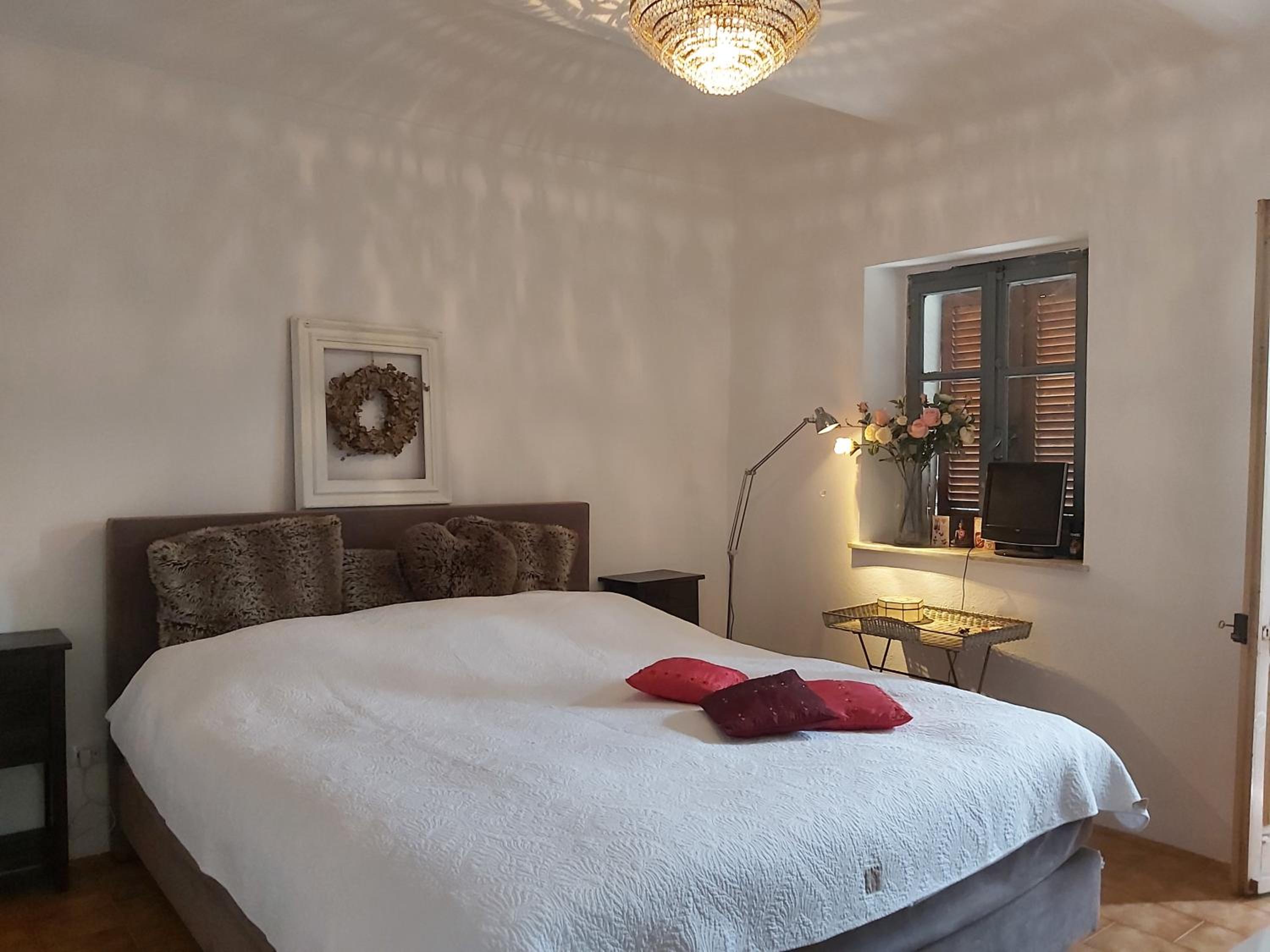 Deluxe King Suite photo 1