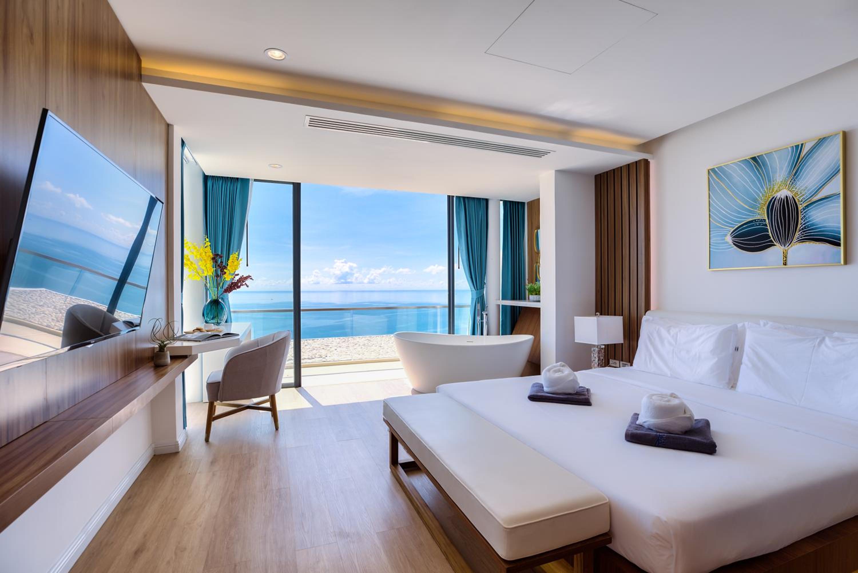 Deluxe Four-Bedroom Villa with Sea View photo 1