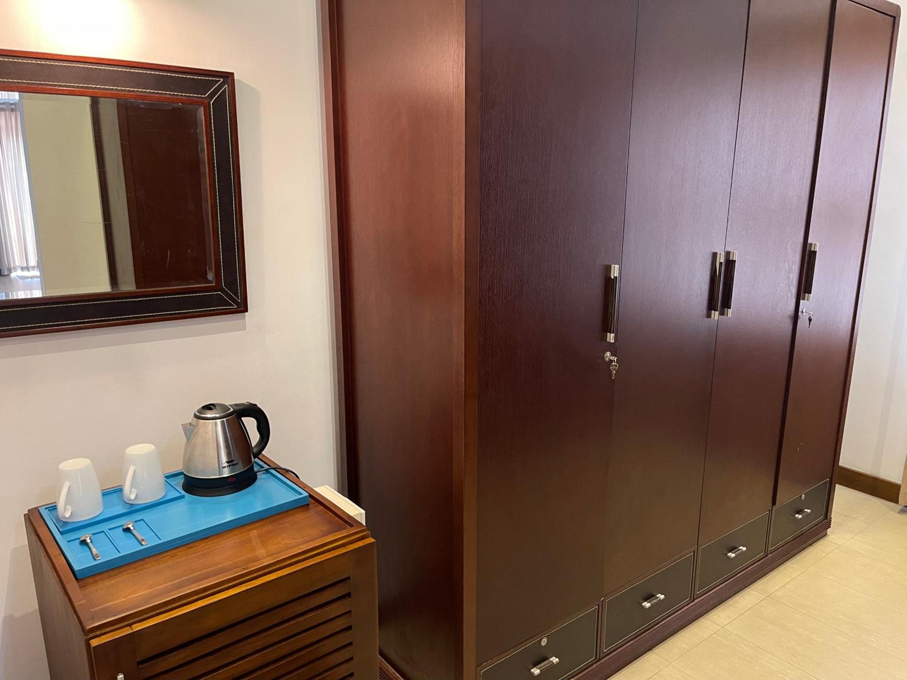 Deluxe King Suite - Photo 9