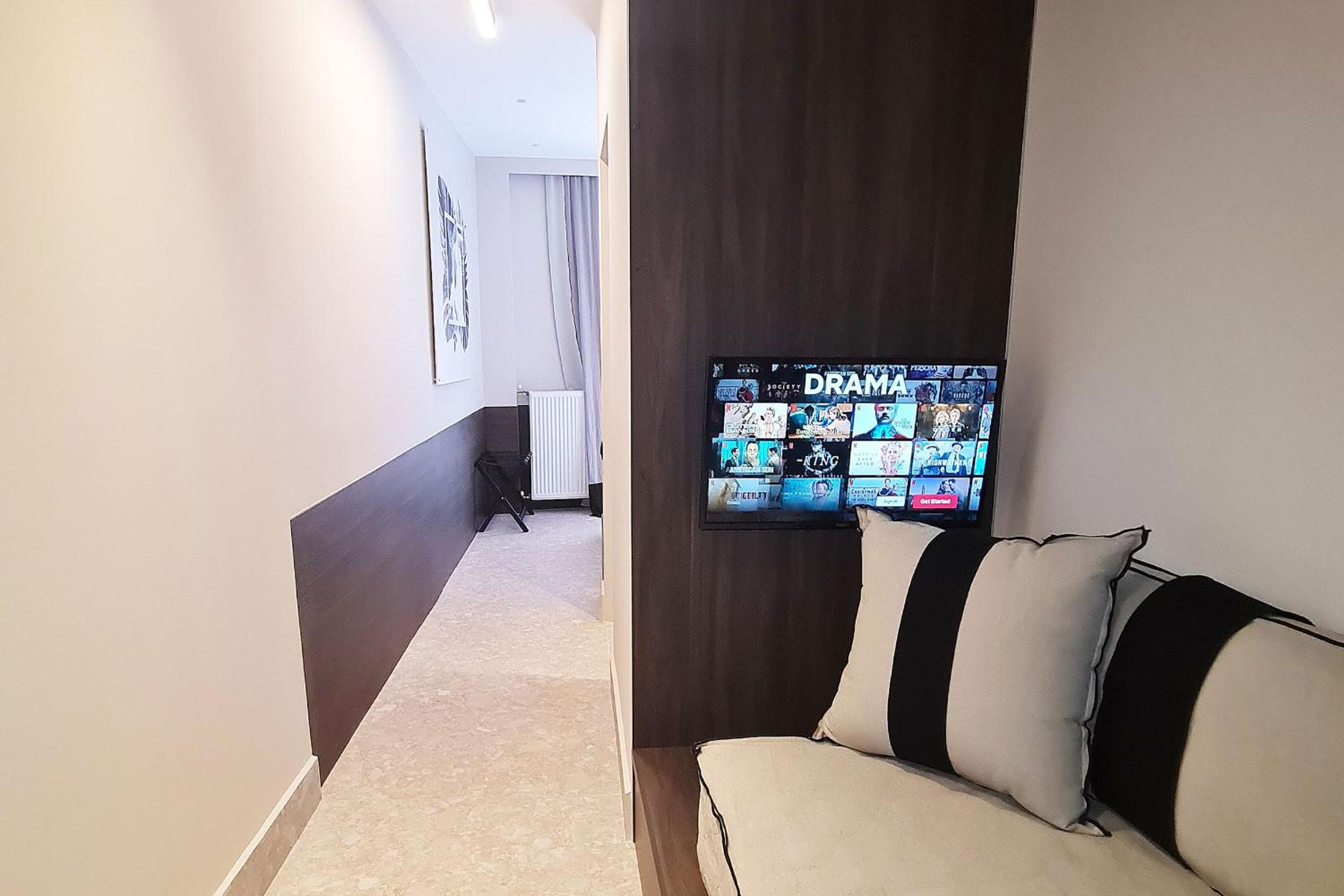 Deluxe King Suite photo 1
