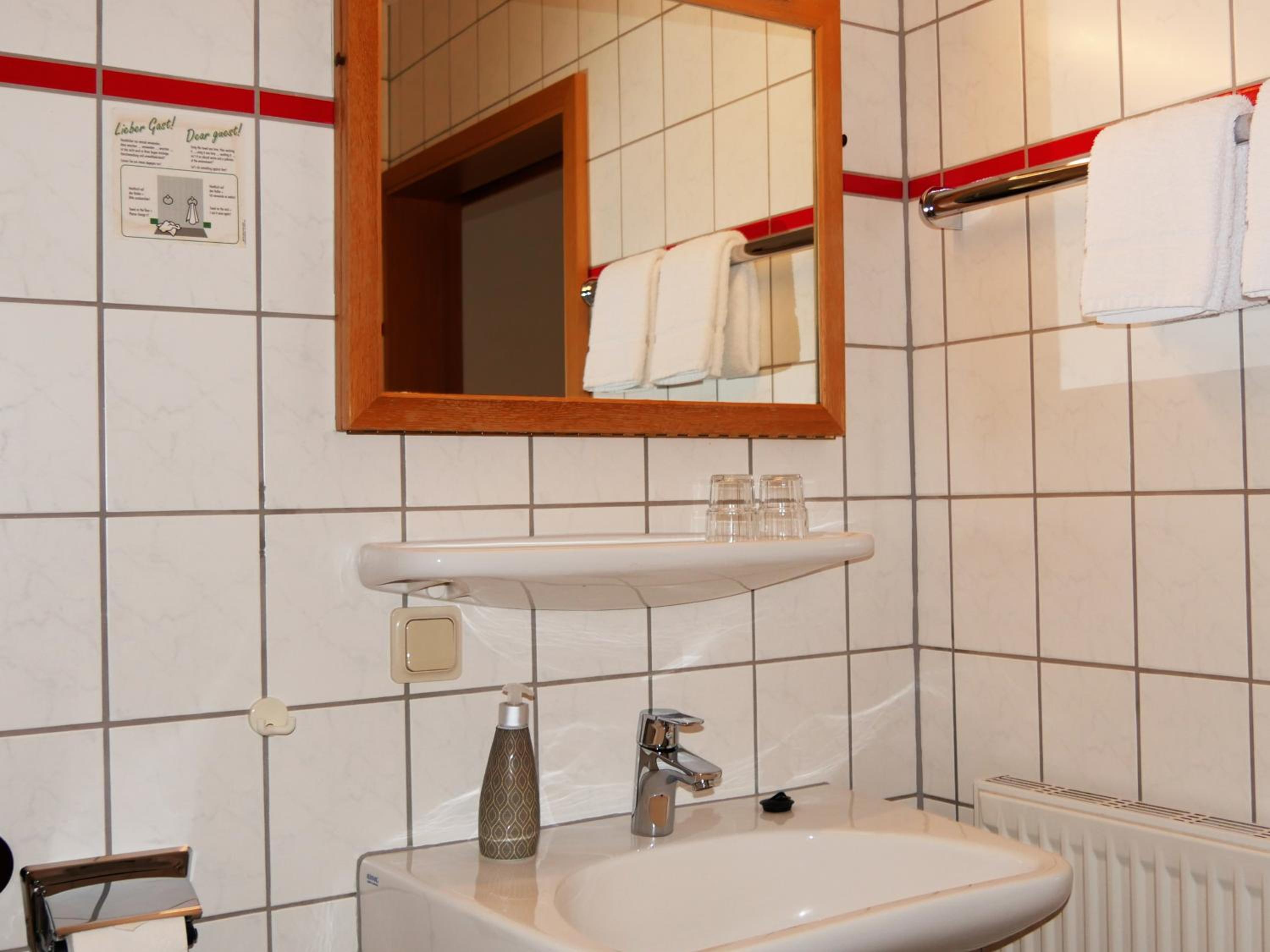 Twin Room - Disability Access - Photo 2