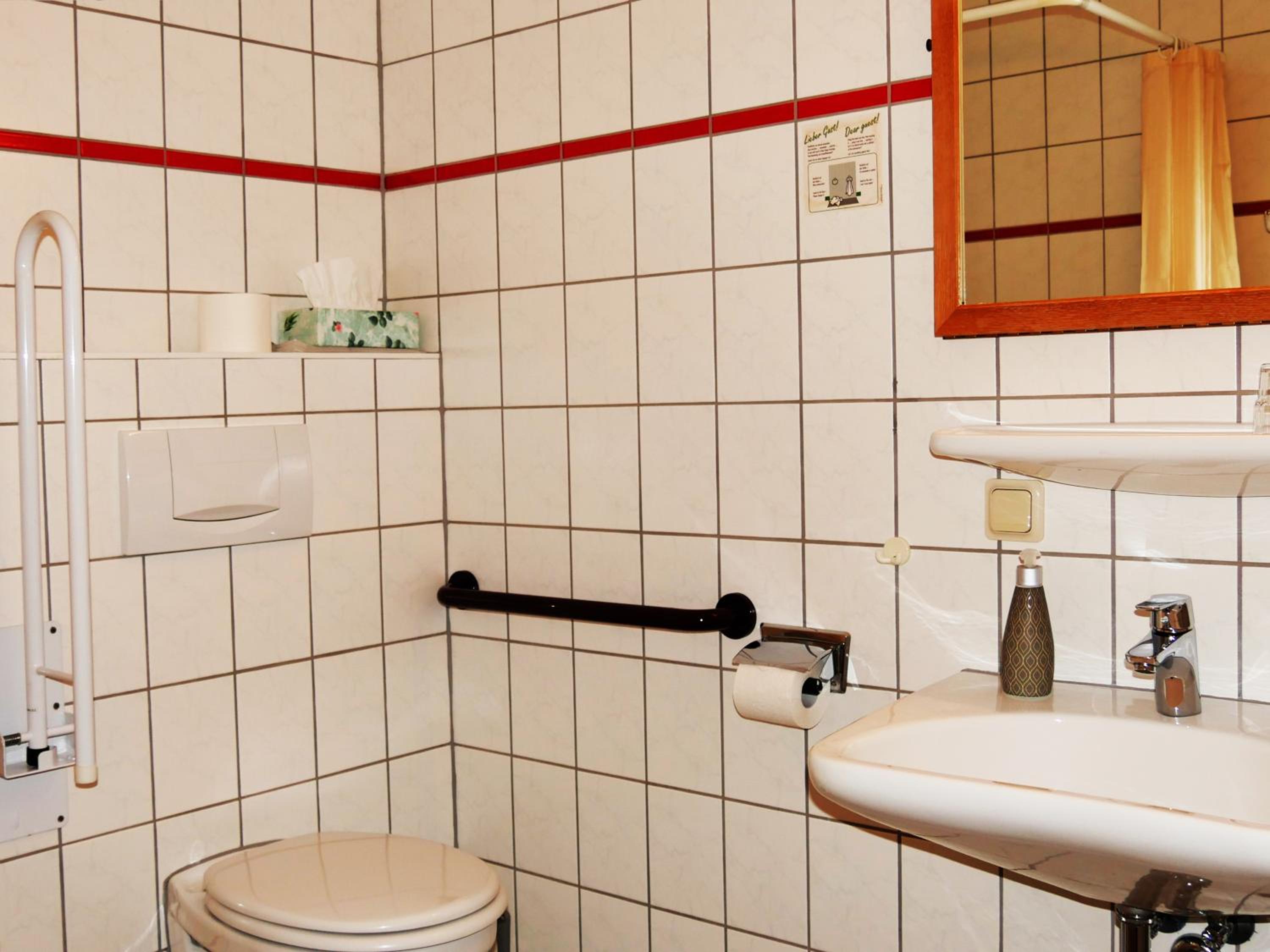 Twin Room - Disability Access - Photo 3