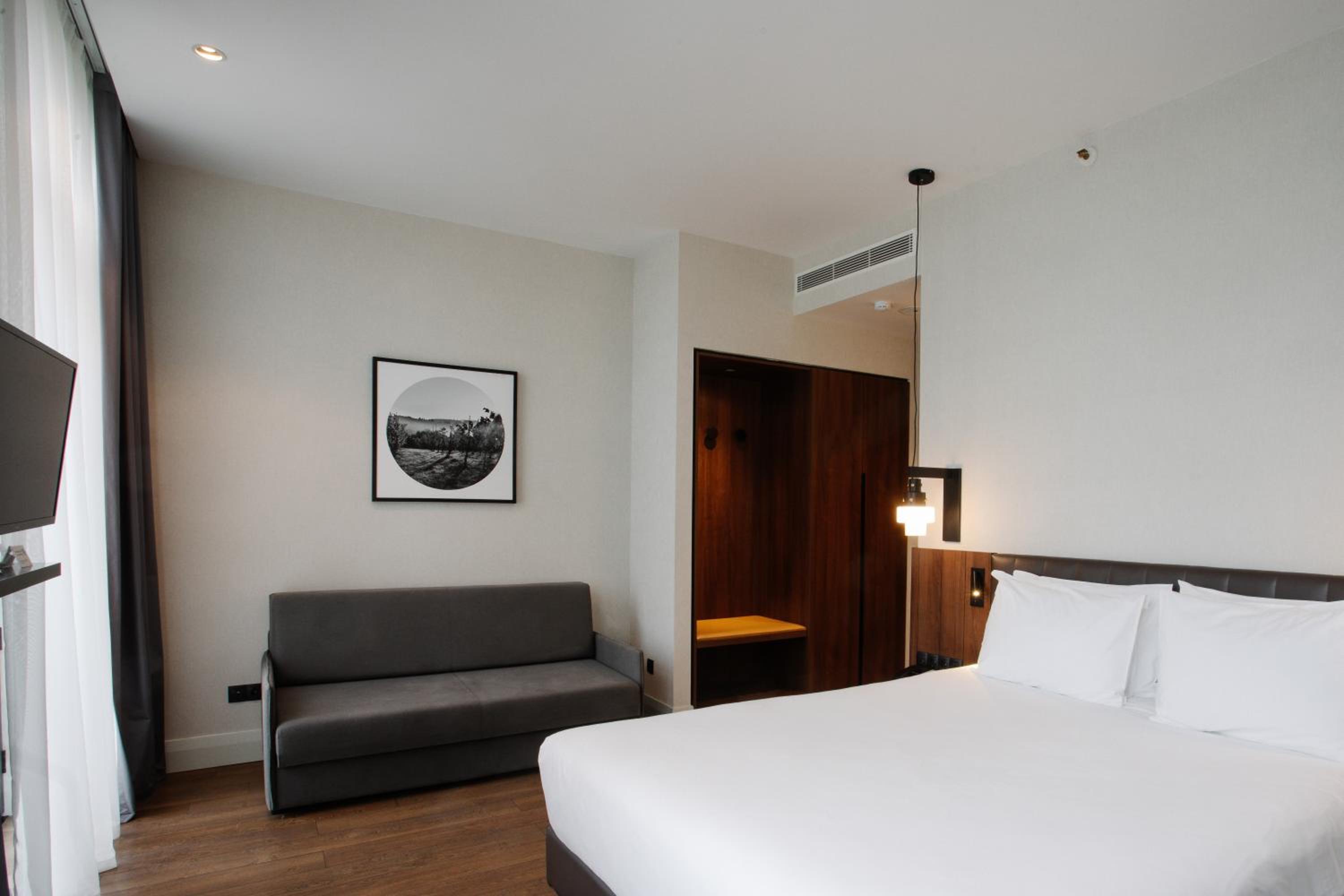 Premium Queen Room with Balcony - Photo 2