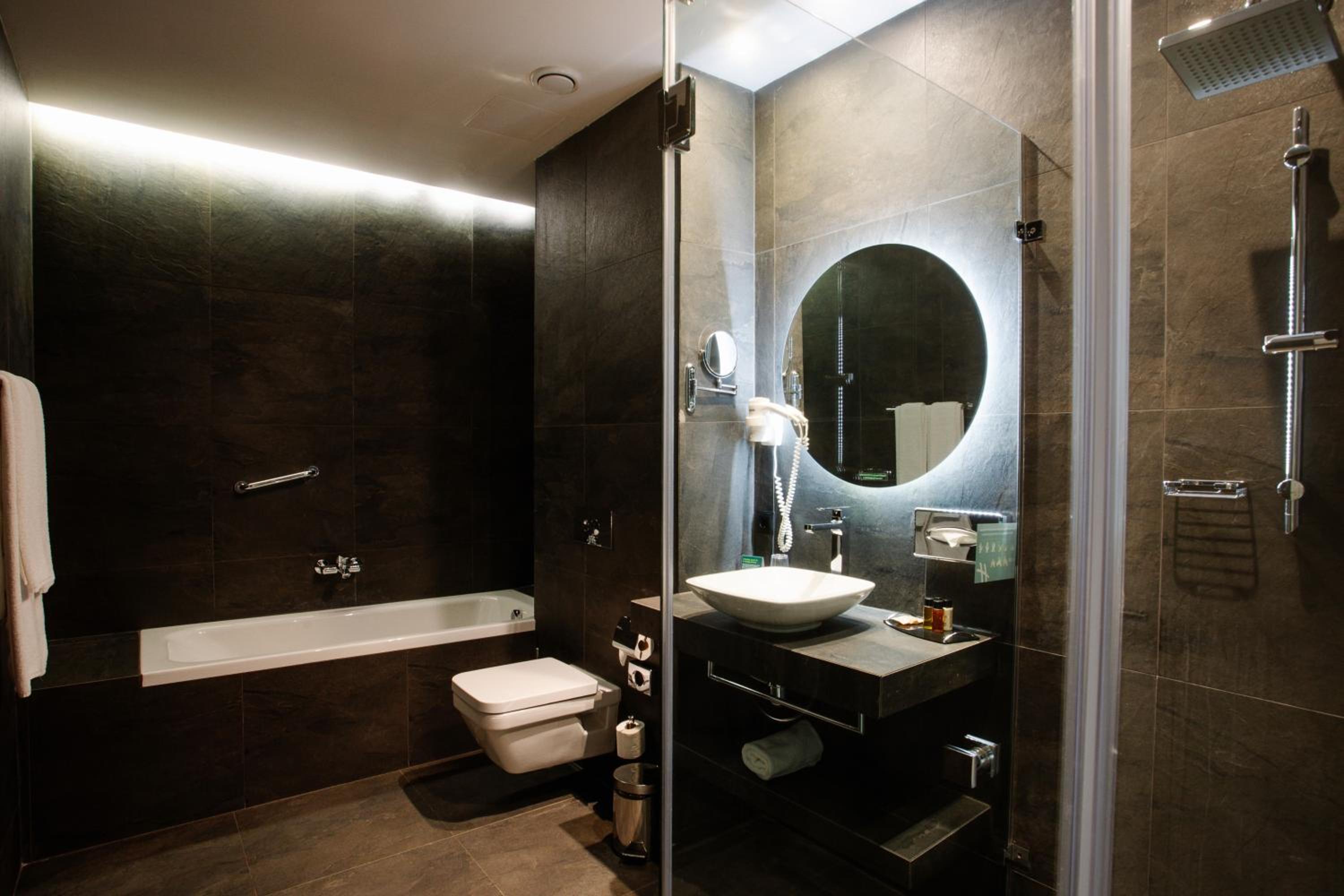 Premium Queen Room with Balcony - Photo 7