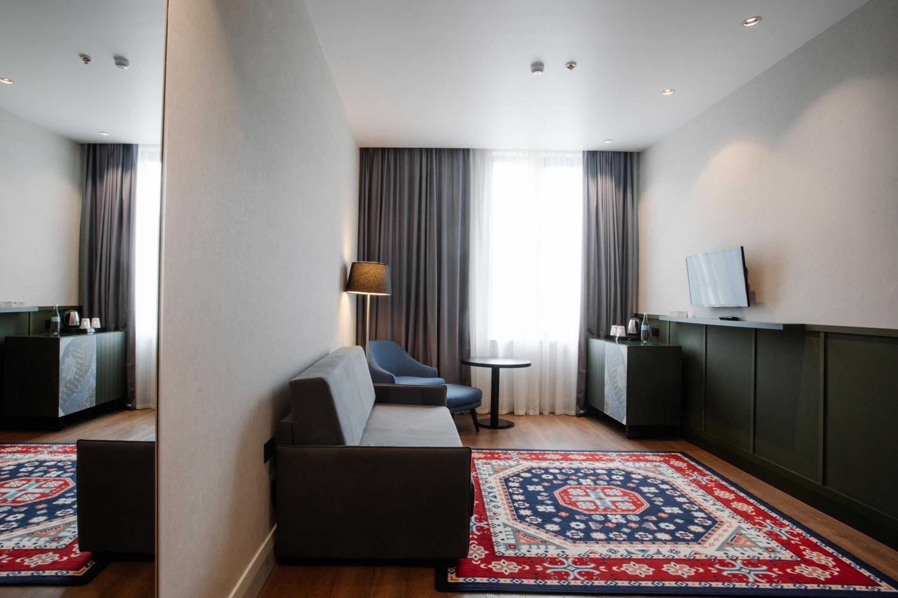 Queen Suite - Photo 3