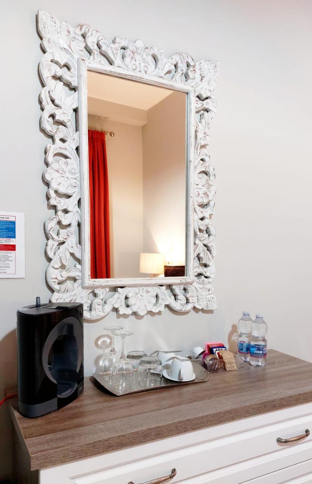 Large Twin Room - Photo 4