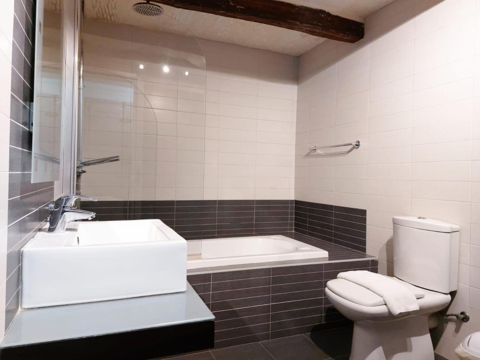 Junior Suite with Balcony - Photo 3