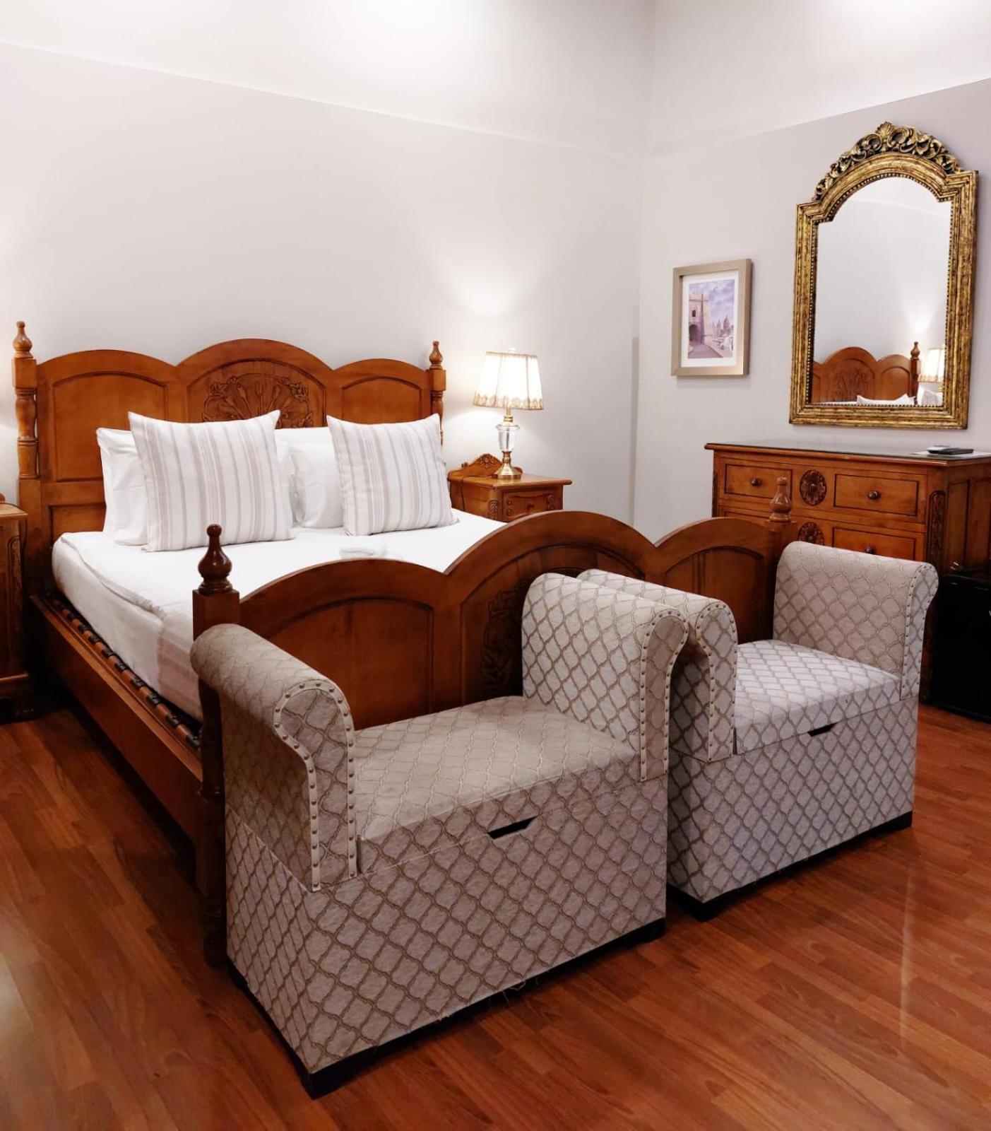 Junior Suite with Balcony - Photo 4