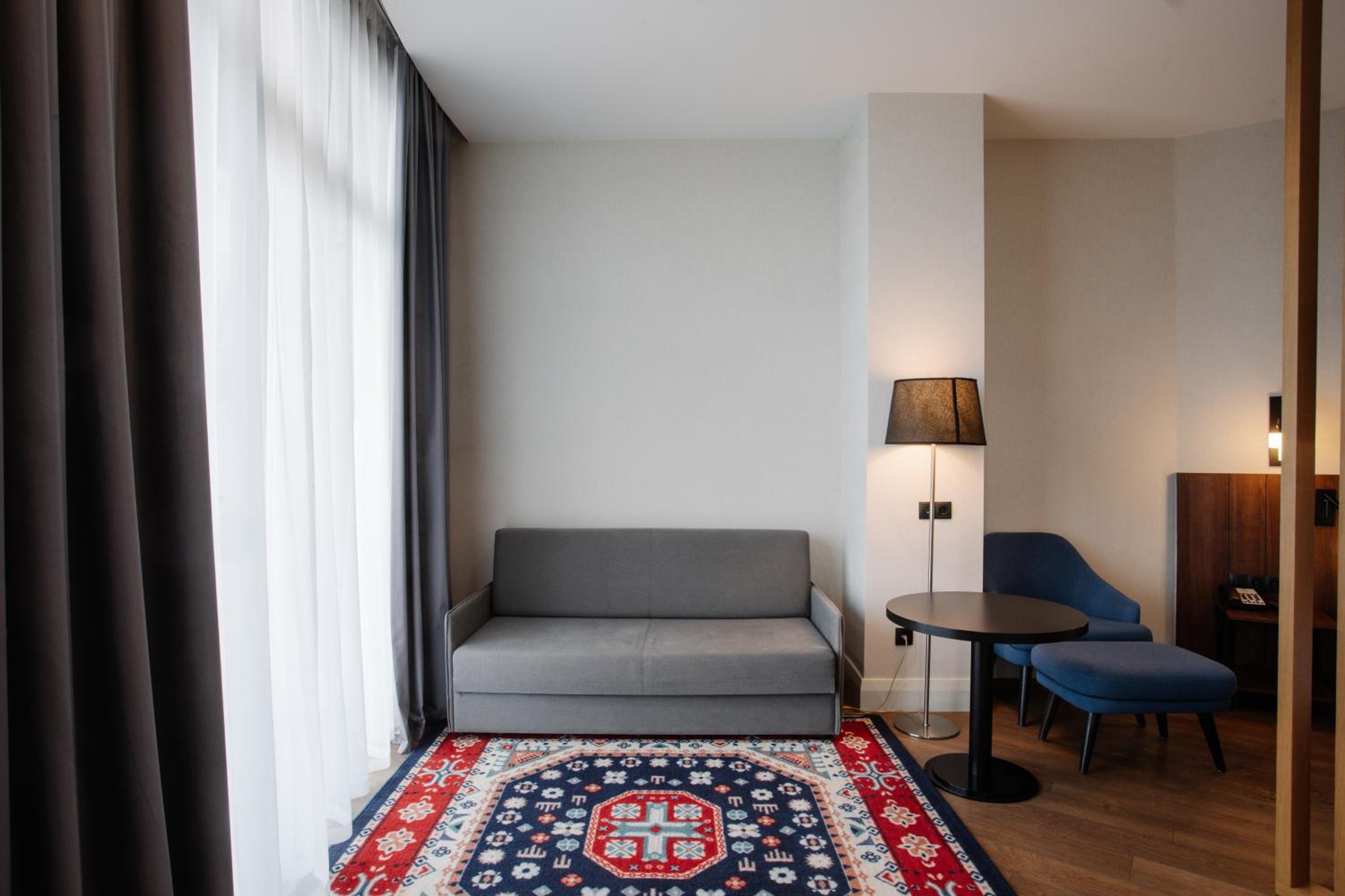 Premium Queen Room with Balcony - Photo 5