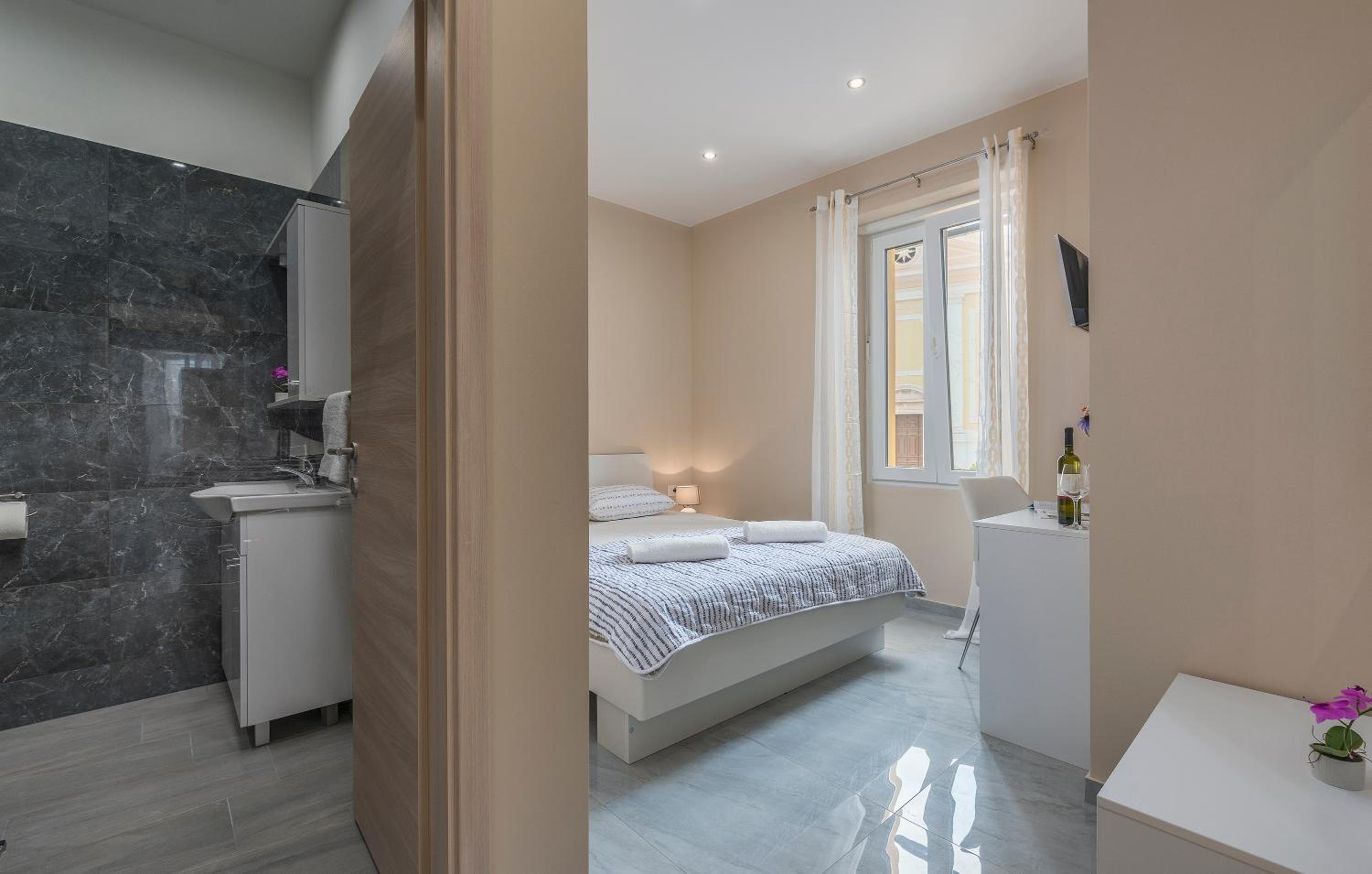 Double Room - Photo 8