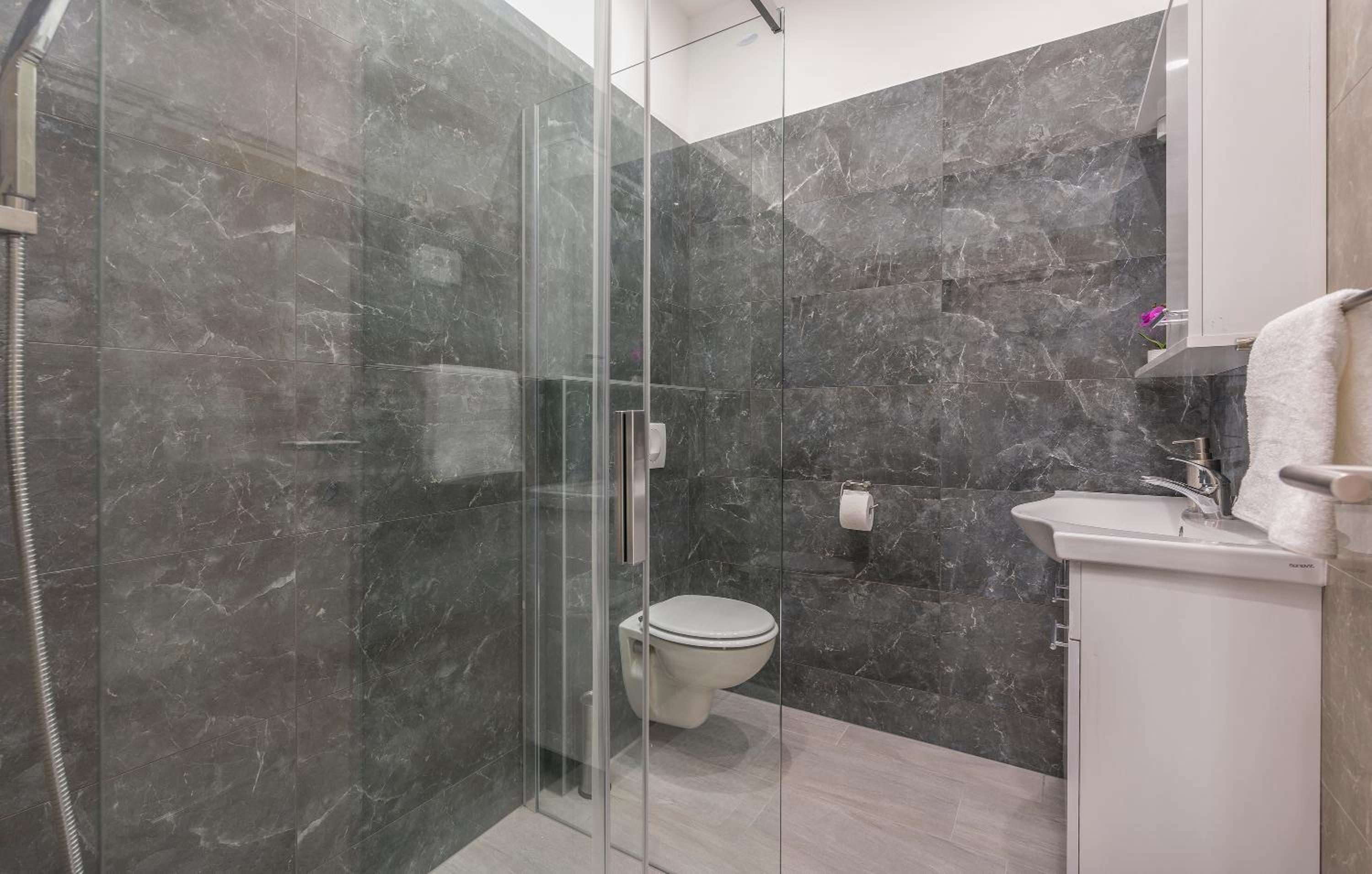 Double Room - Photo 7