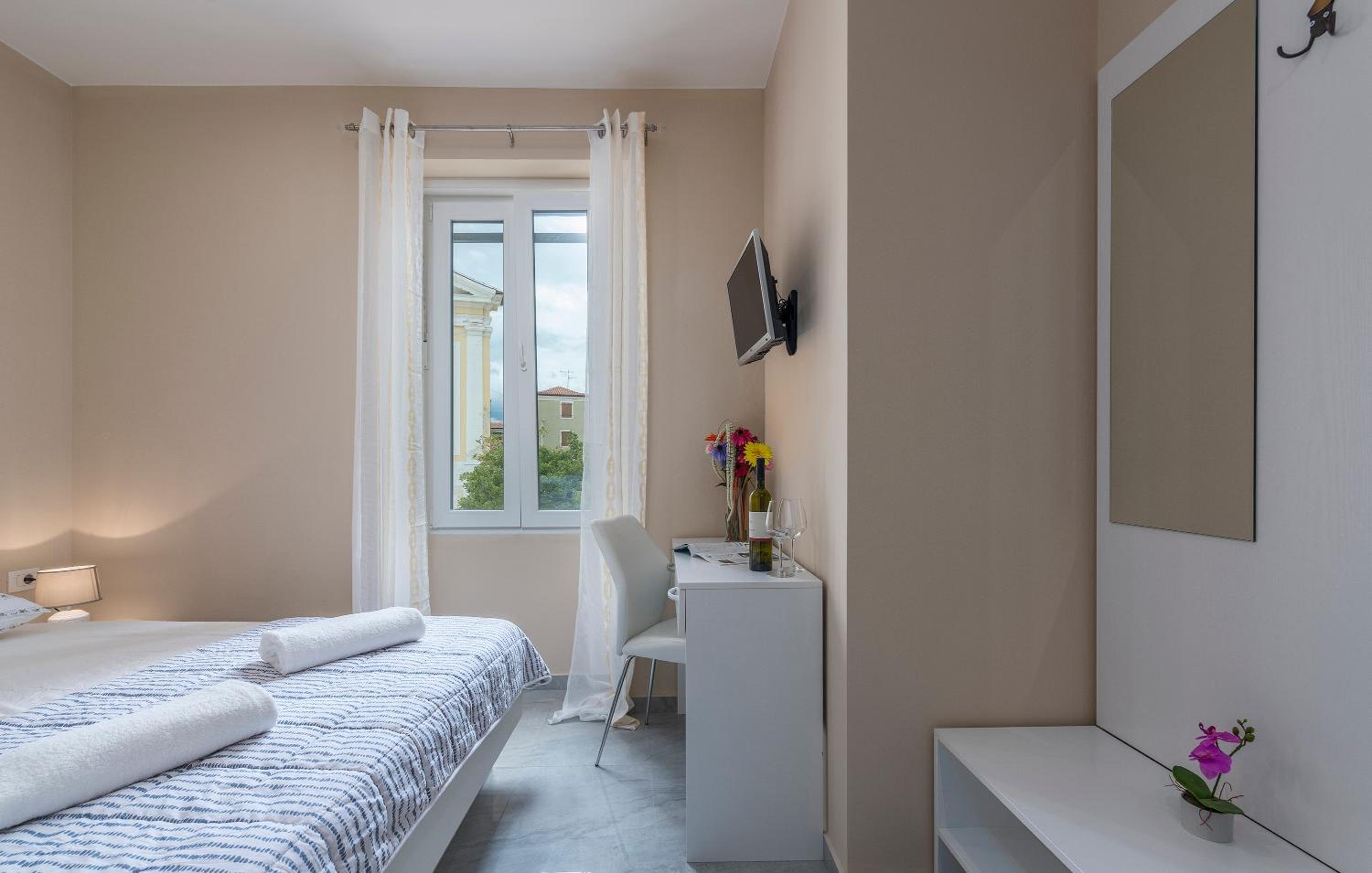 Double Room - Photo 5