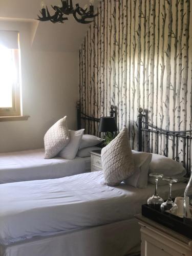 Twin Room with Shower (Private Bathroom Outside the Room)