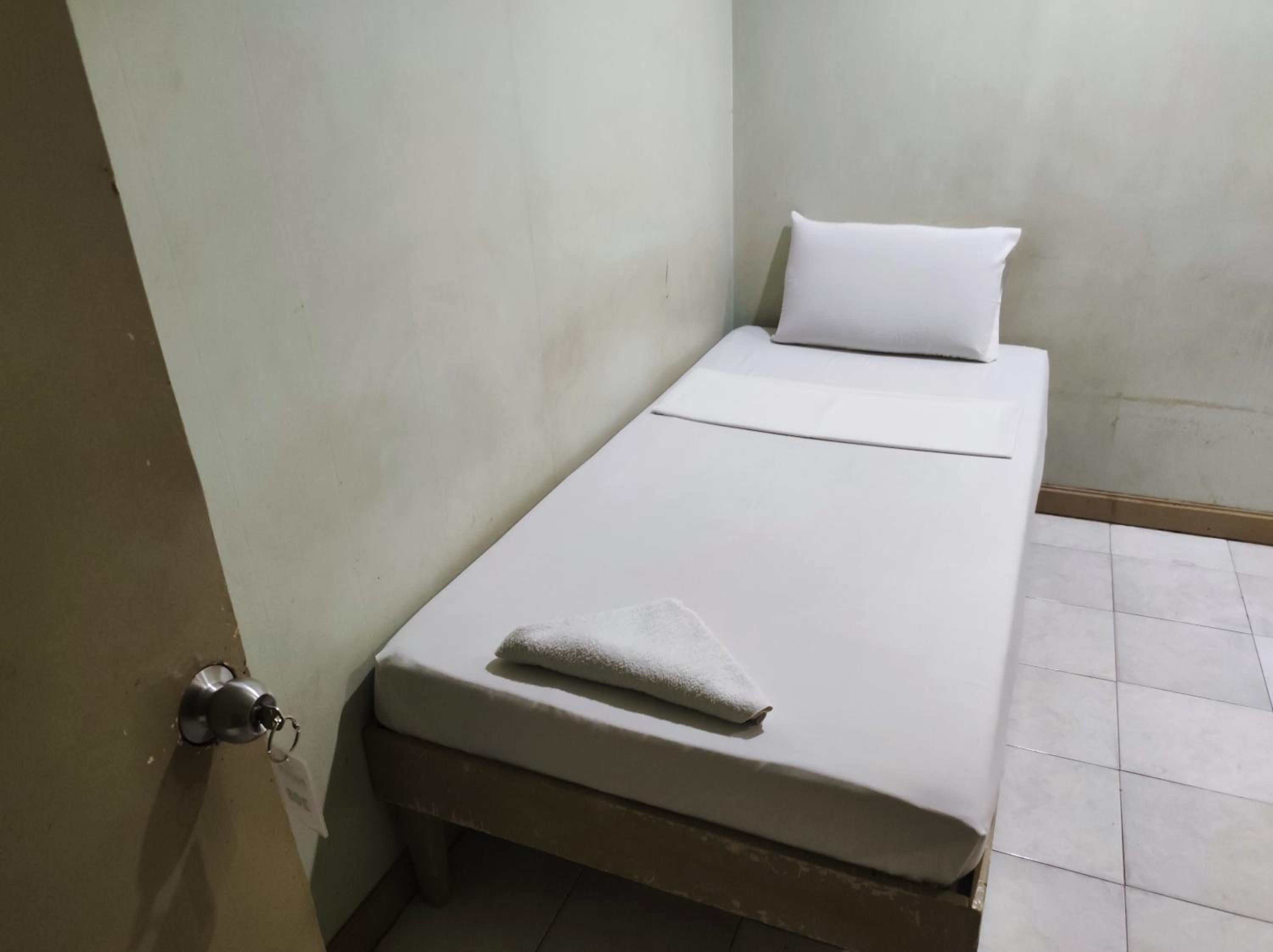 Budget Twin Room - Photo 2