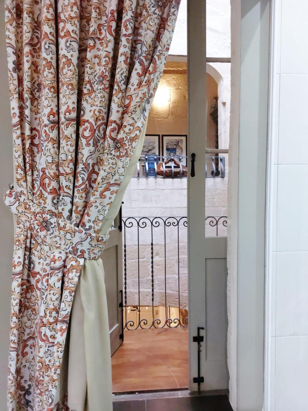 Large Twin Room with Courtyard Balcony (No Window) - Photo 2