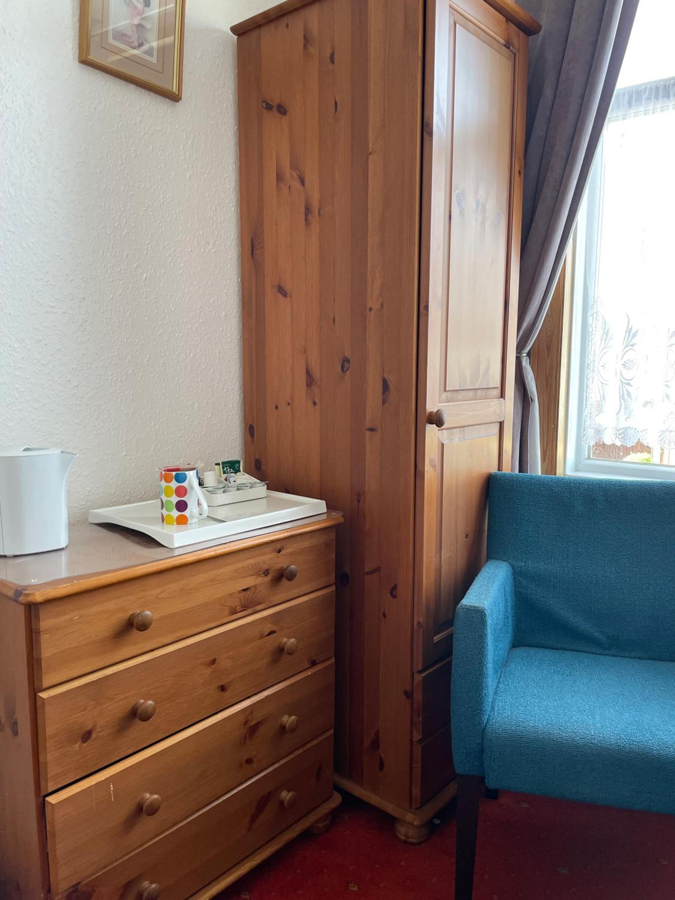 Single Room with Shared Bathroom photo 2