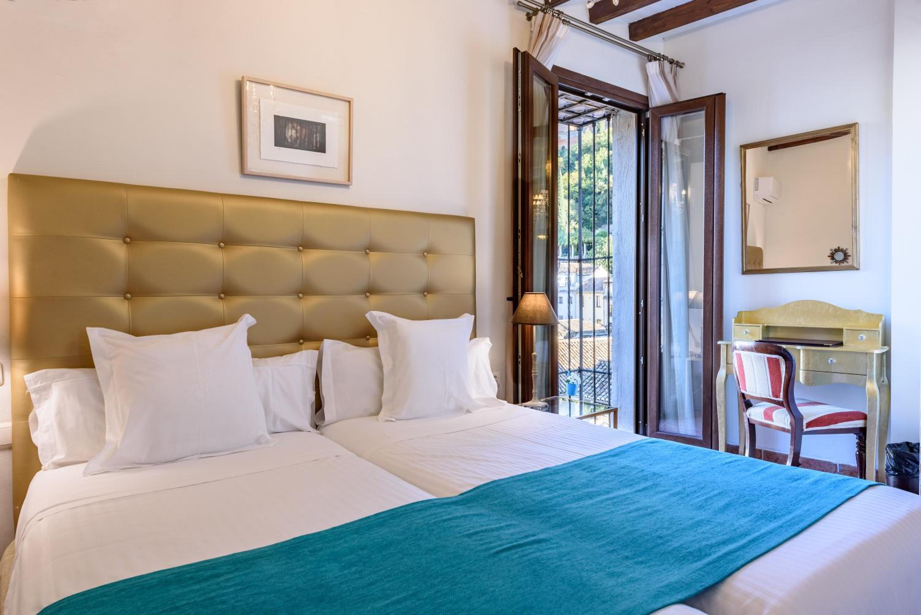 Double or Twin Room with Alhambra Views - Photo 16